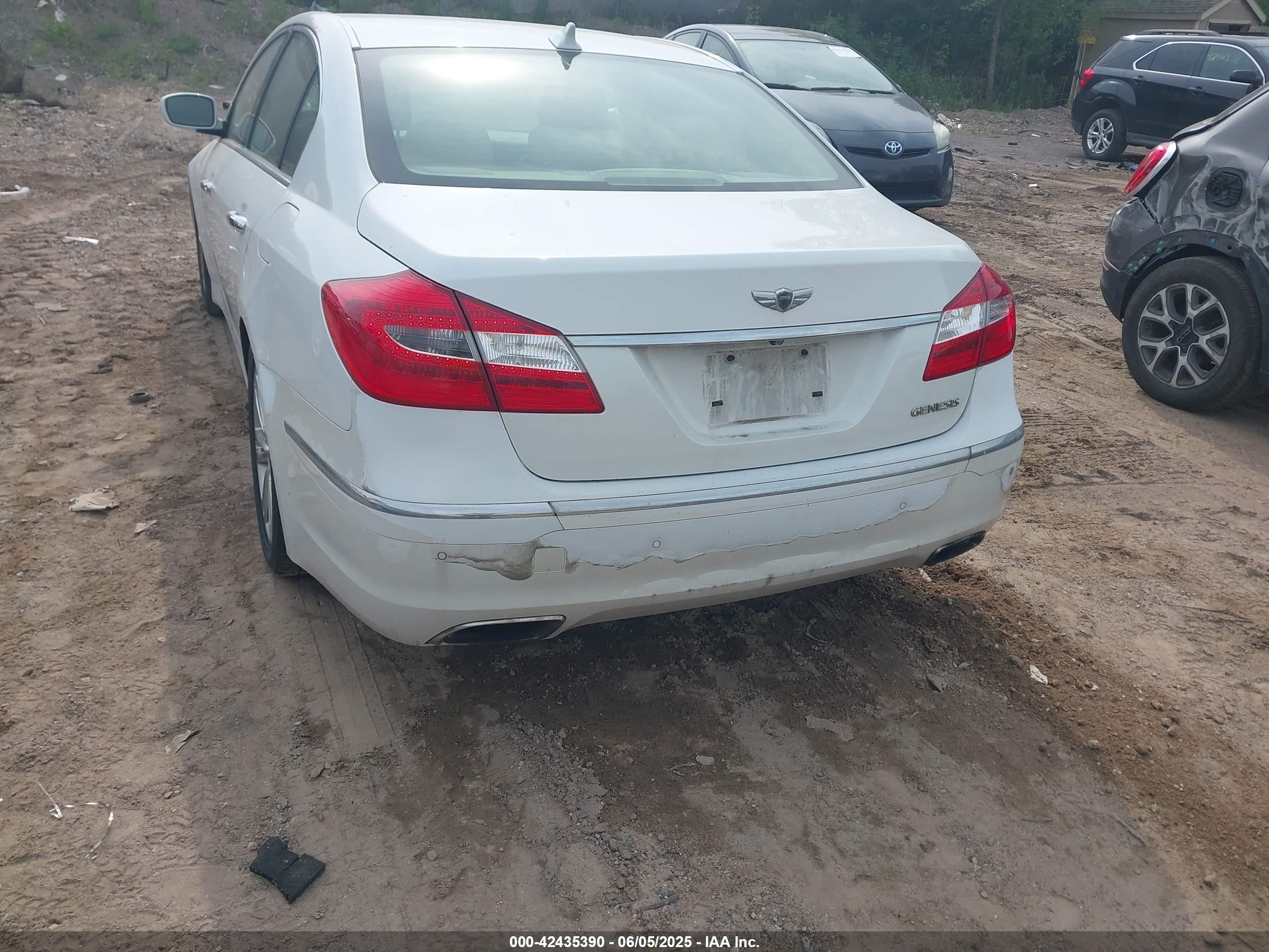 2012 Hyundai Genesis 3.8 White vin: KMHGC4DD5CU167103