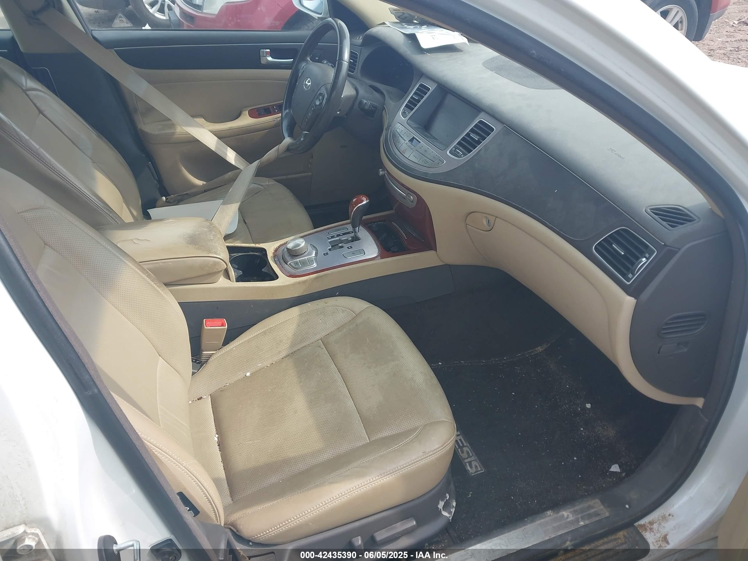 2012 Hyundai Genesis 3.8 White vin: KMHGC4DD5CU167103