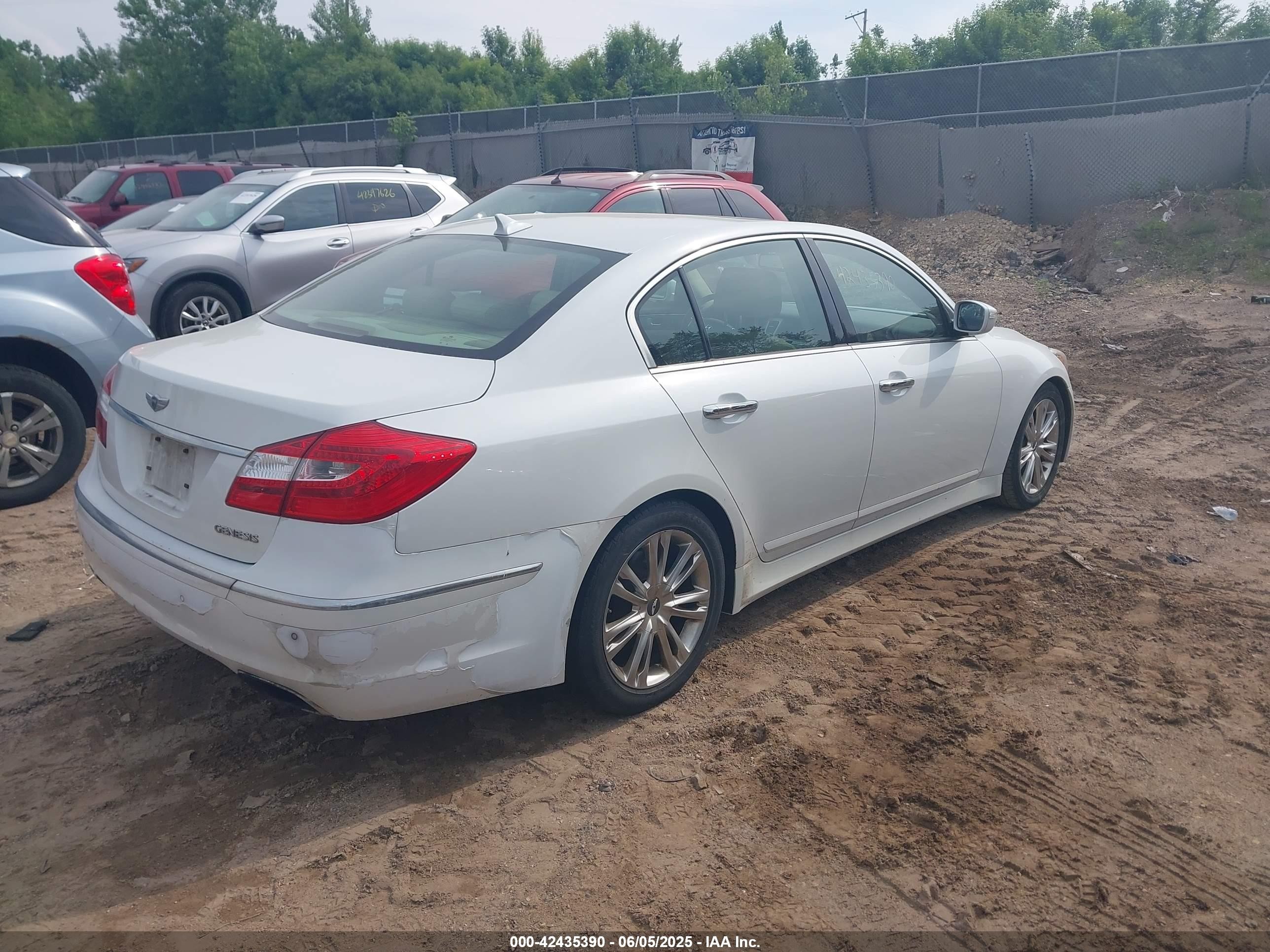 2012 Hyundai Genesis 3.8 White vin: KMHGC4DD5CU167103
