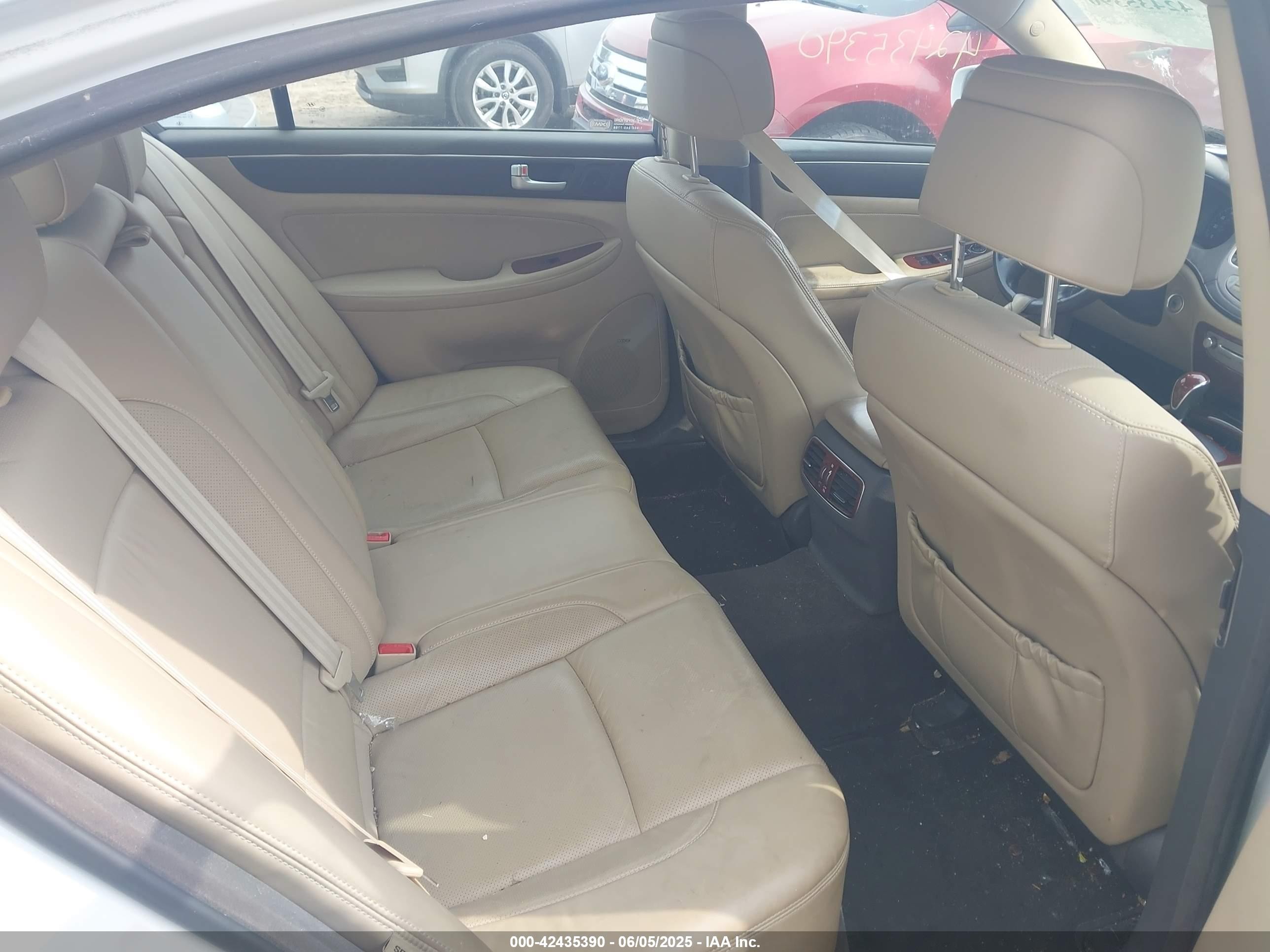 2012 Hyundai Genesis 3.8 White vin: KMHGC4DD5CU167103