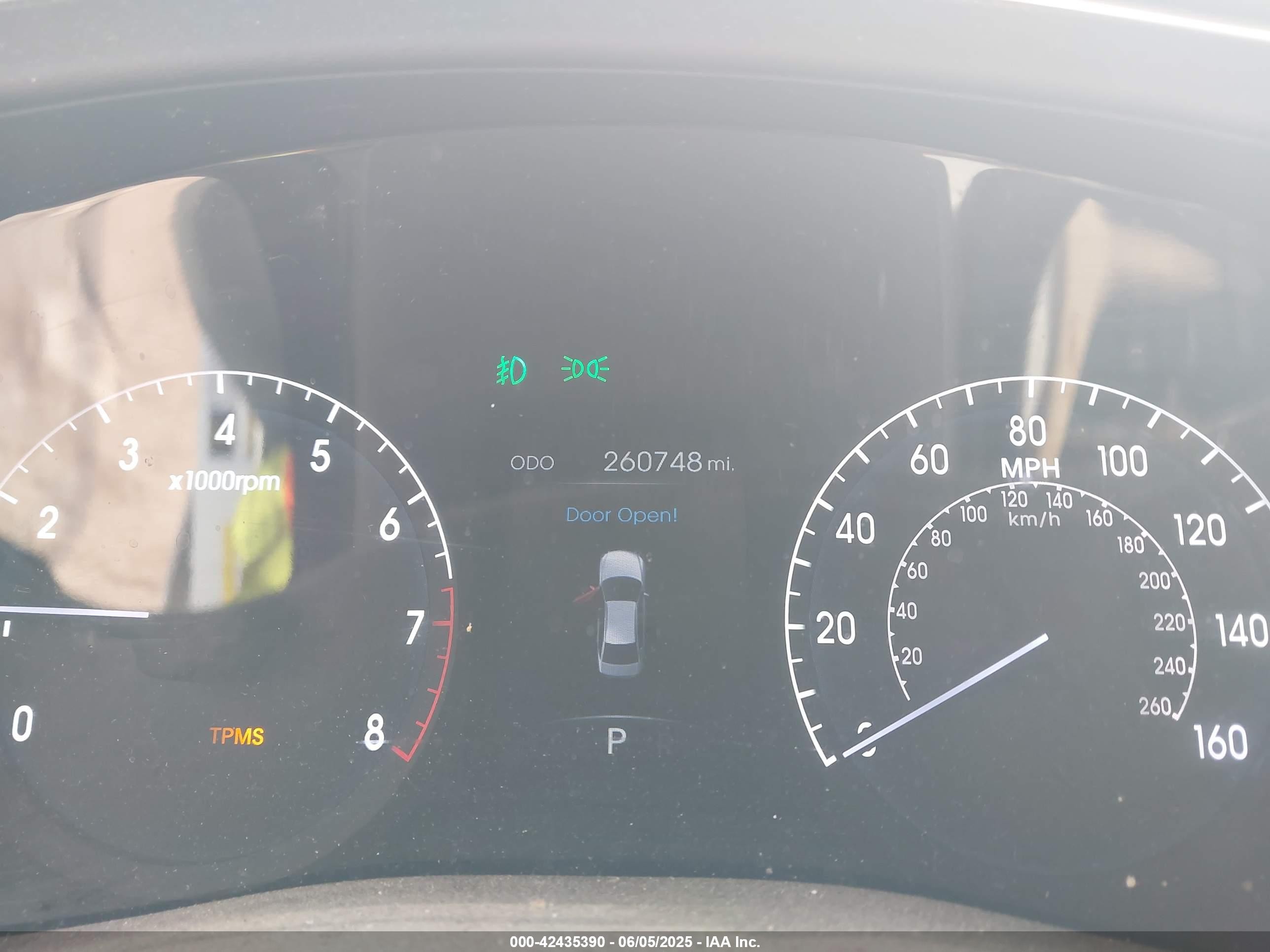 2012 Hyundai Genesis 3.8 White vin: KMHGC4DD5CU167103