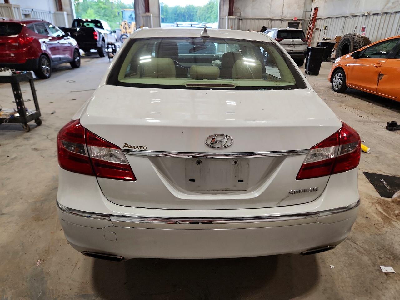 2012 Hyundai Genesis 3.8l White vin: KMHGC4DD5CU180708