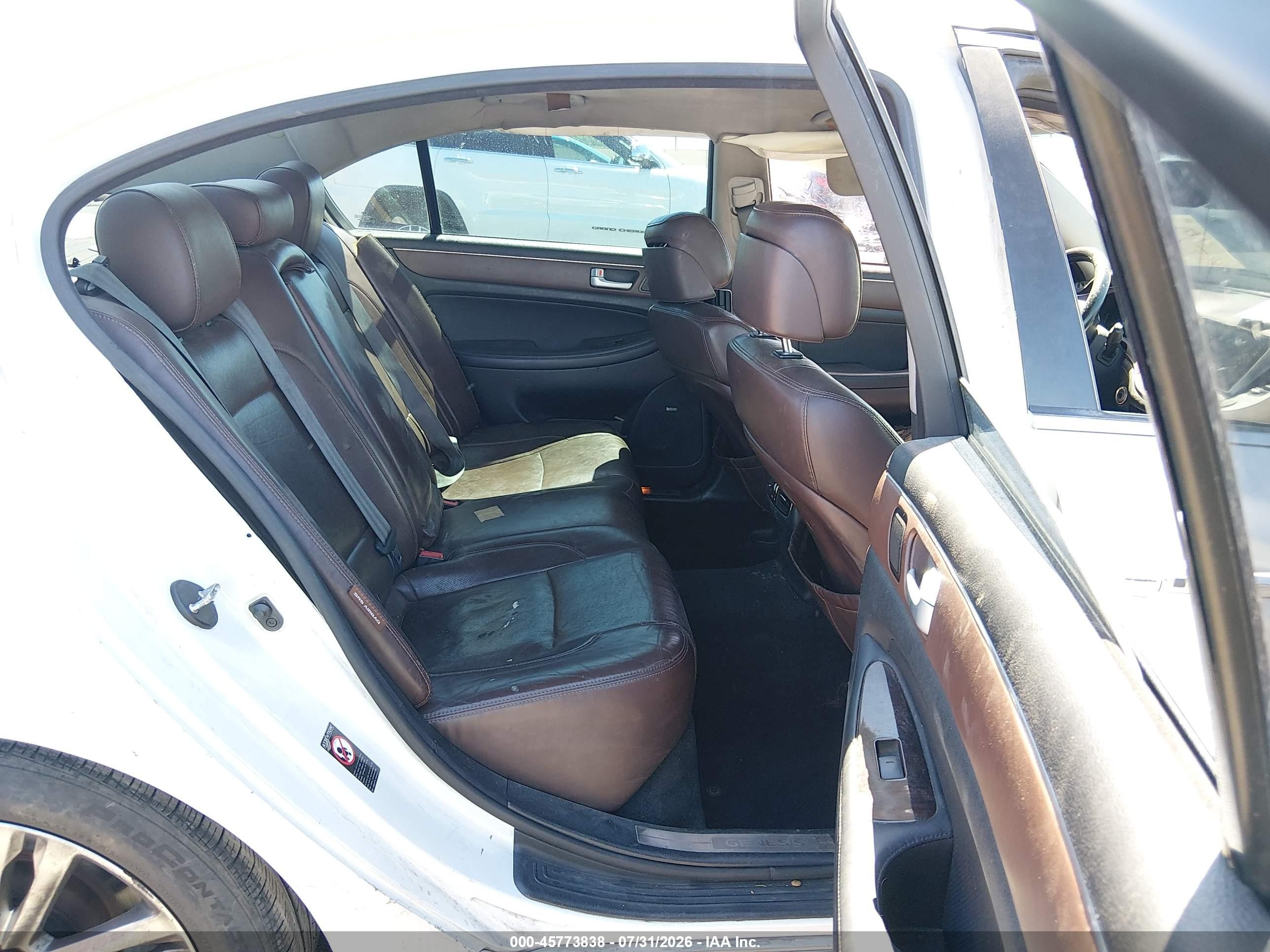 2013 Hyundai Genesis 3.8 White vin: KMHGC4DD5DU233960