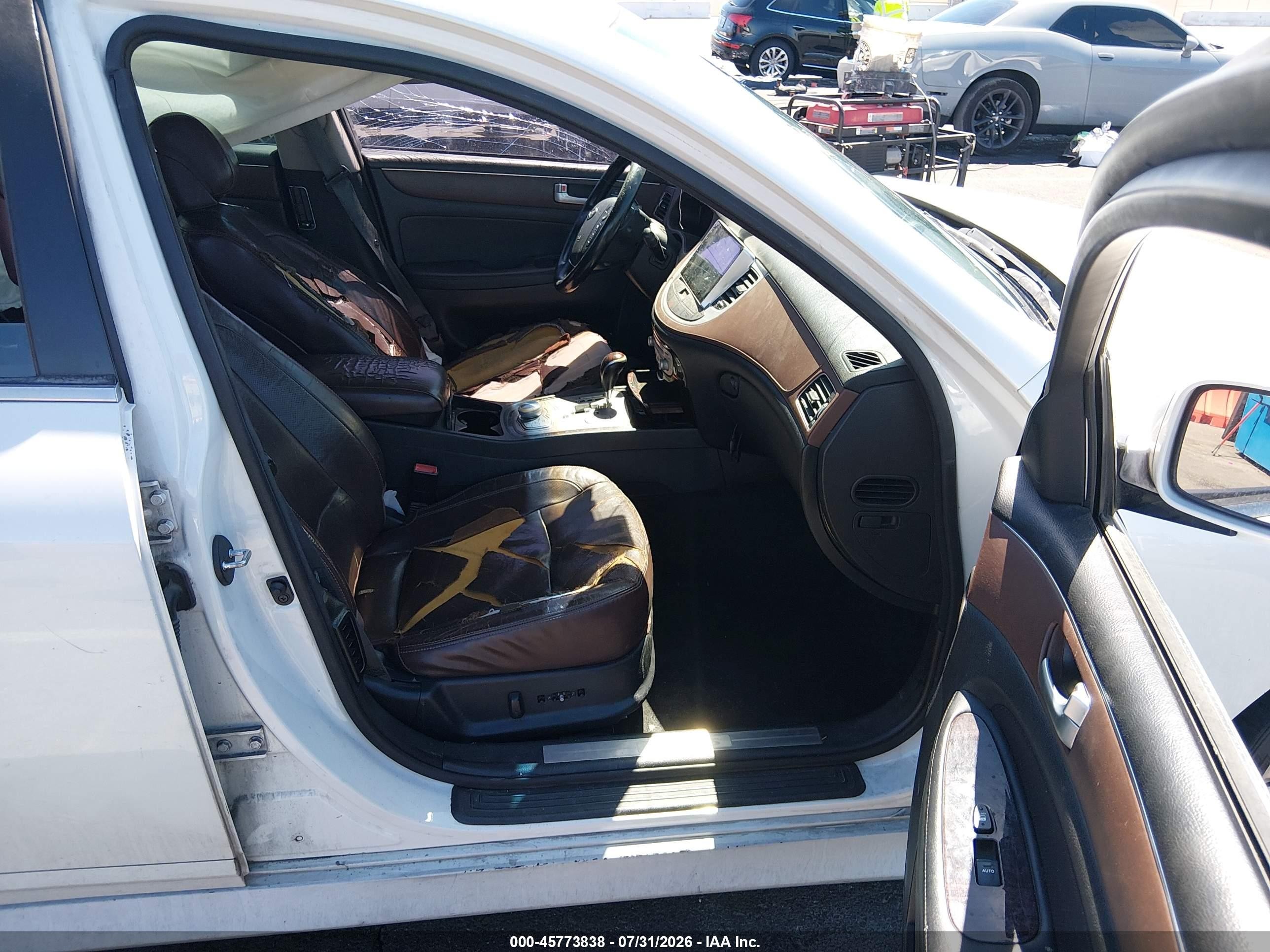 2013 Hyundai Genesis 3.8 White vin: KMHGC4DD5DU233960