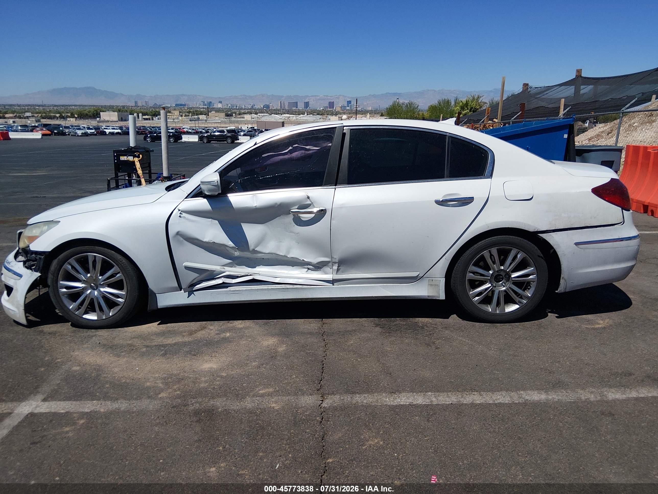 2013 Hyundai Genesis 3.8 White vin: KMHGC4DD5DU233960