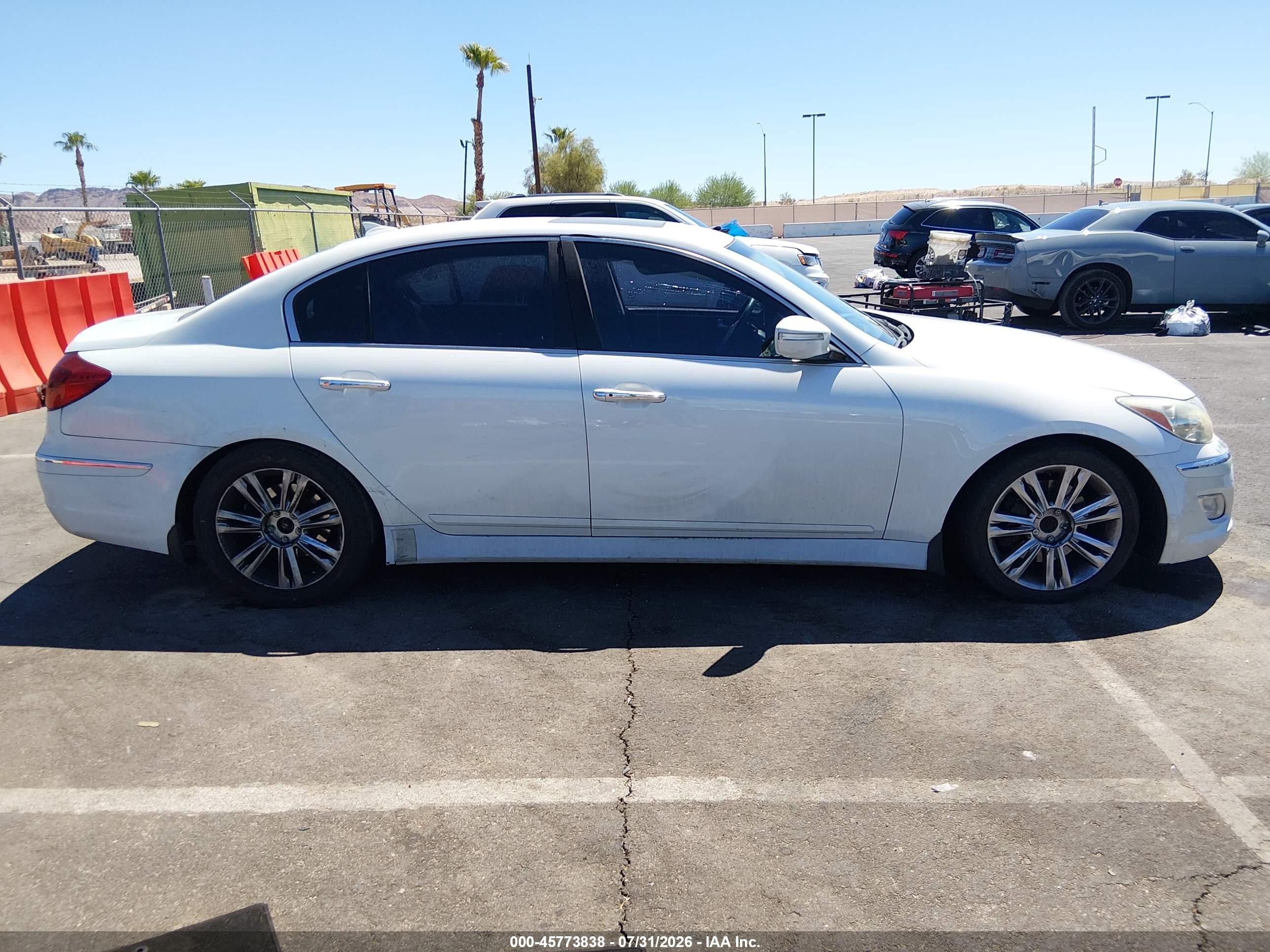 2013 Hyundai Genesis 3.8 White vin: KMHGC4DD5DU233960