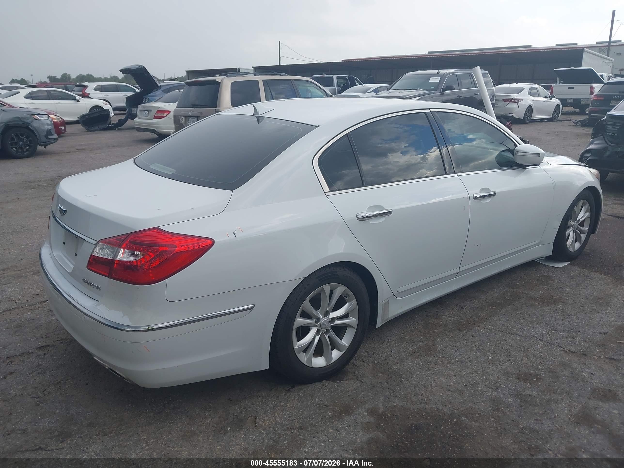2013 Hyundai Genesis 3.8 White vin: KMHGC4DD5DU235076