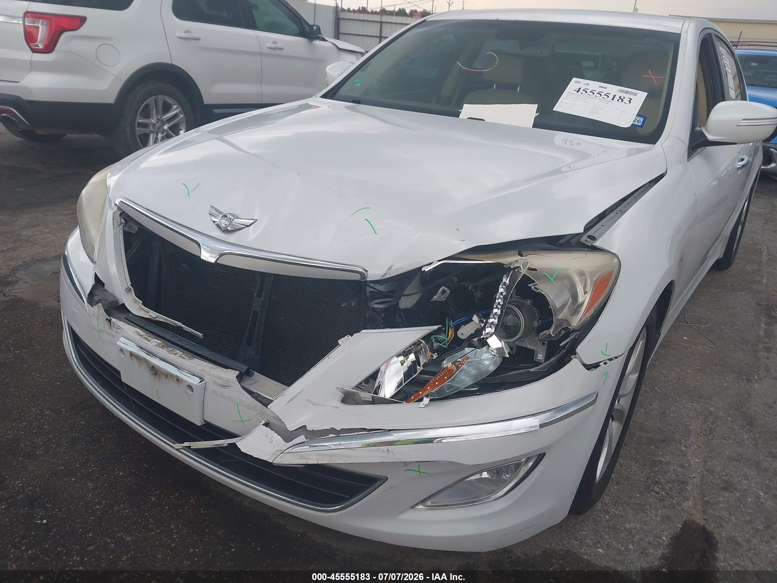 2013 Hyundai Genesis 3.8 White vin: KMHGC4DD5DU235076