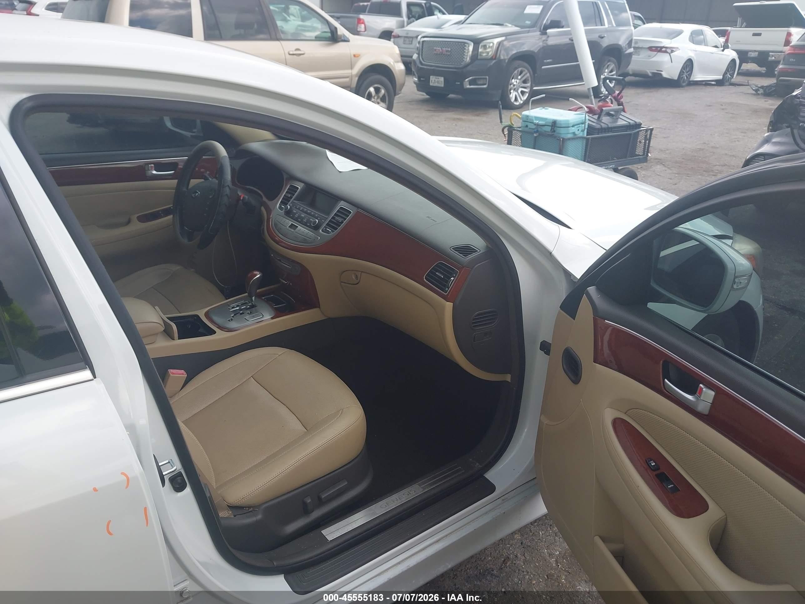 2013 Hyundai Genesis 3.8 White vin: KMHGC4DD5DU235076