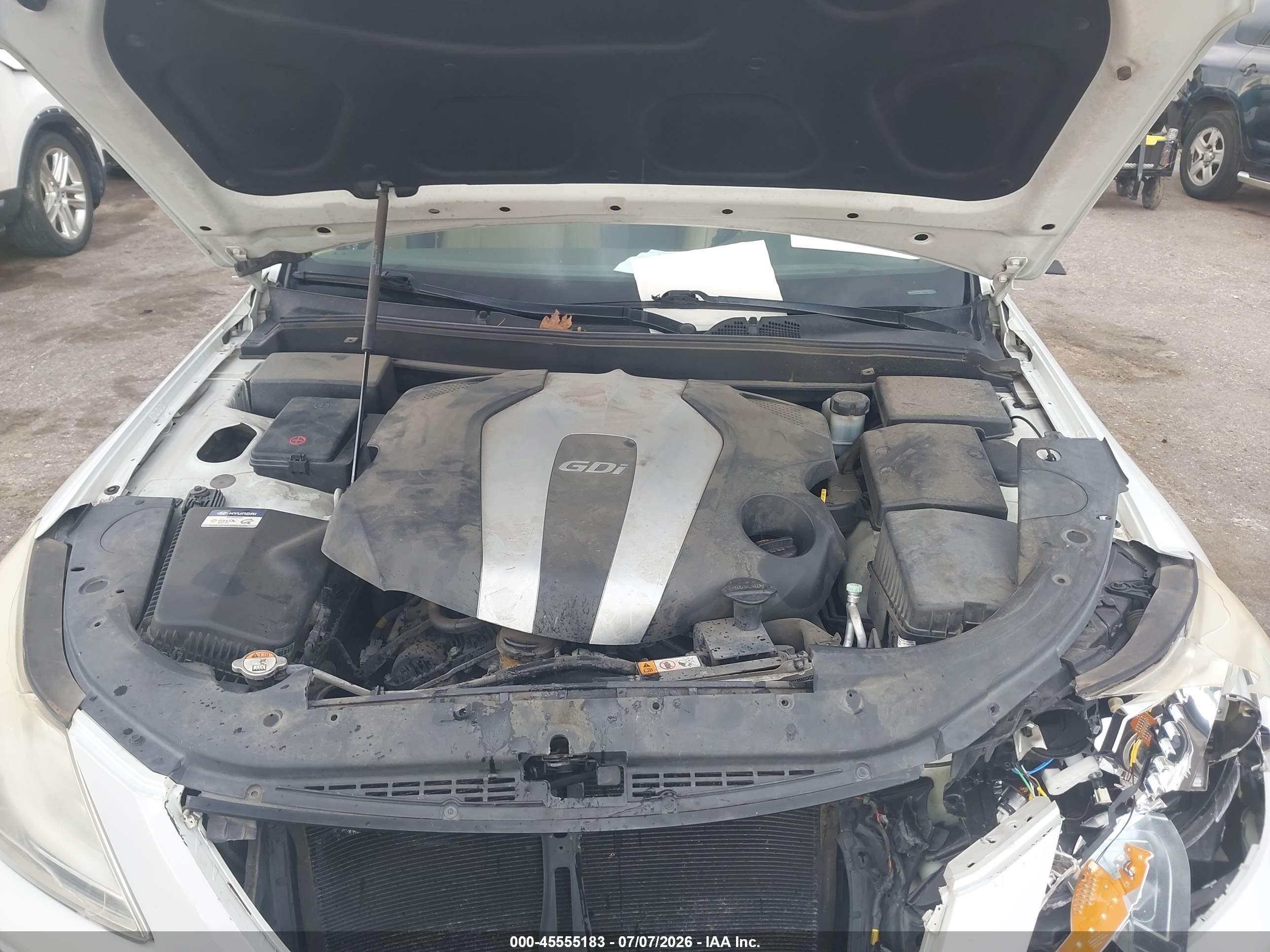 2013 Hyundai Genesis 3.8 White vin: KMHGC4DD5DU235076