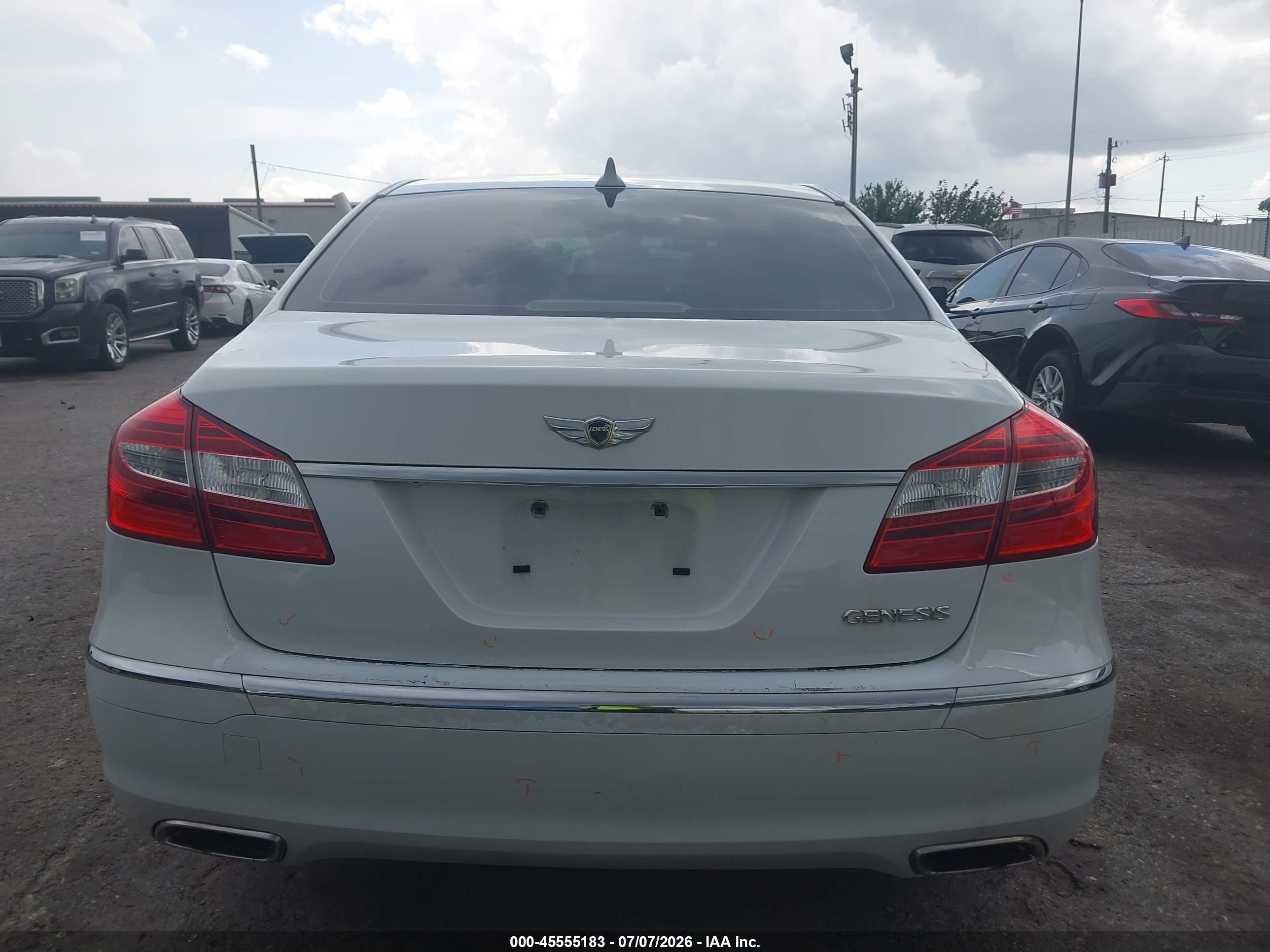 2013 Hyundai Genesis 3.8 White vin: KMHGC4DD5DU235076