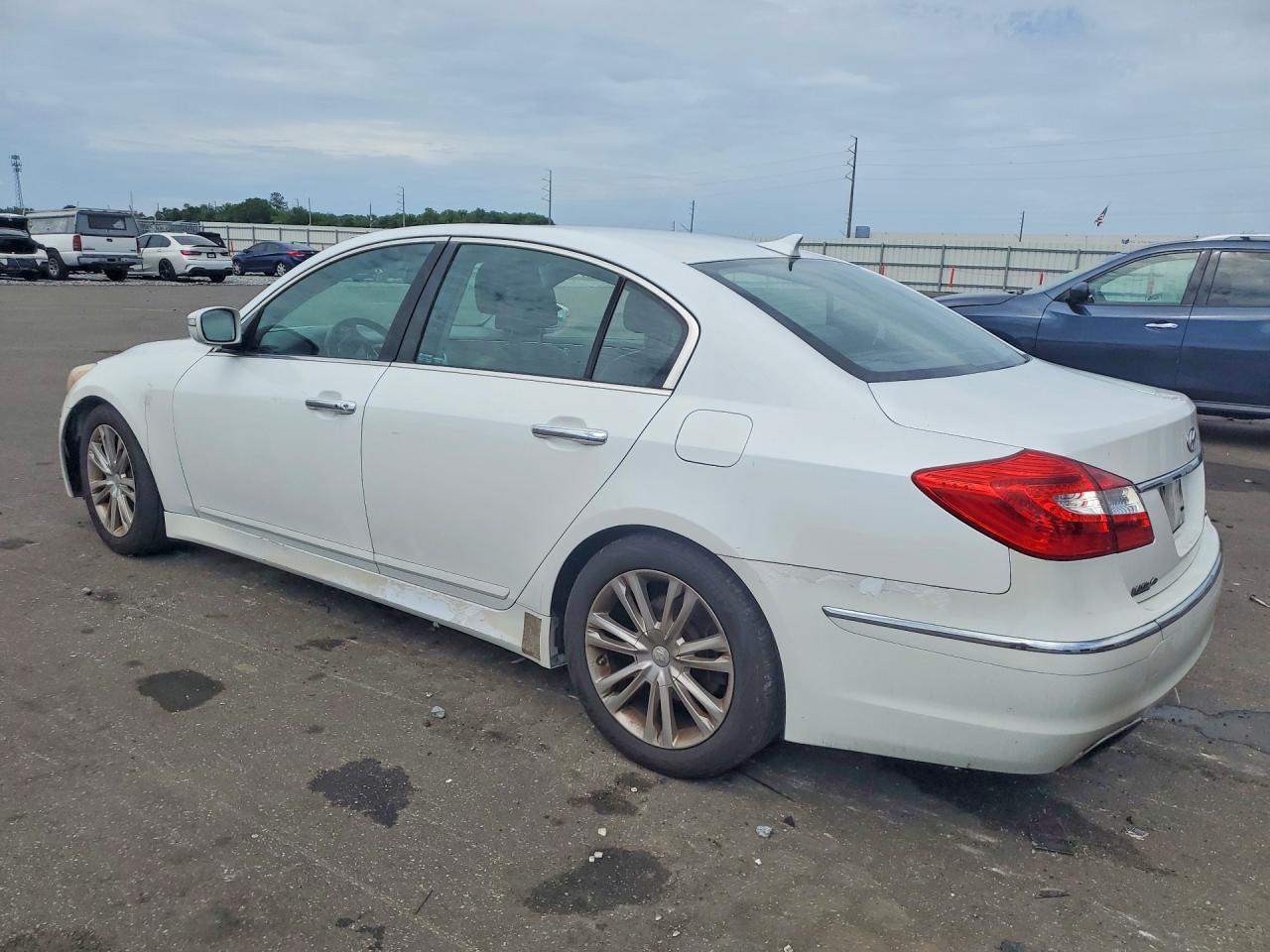 2013 Hyundai Genesis 3.8l White vin: KMHGC4DD5DU236860
