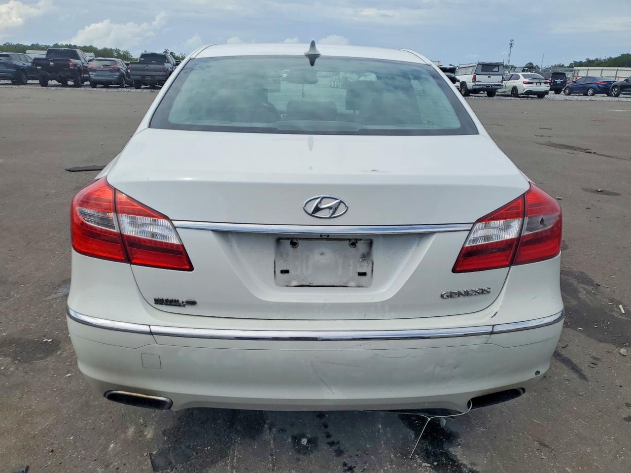 2013 Hyundai Genesis 3.8l White vin: KMHGC4DD5DU236860