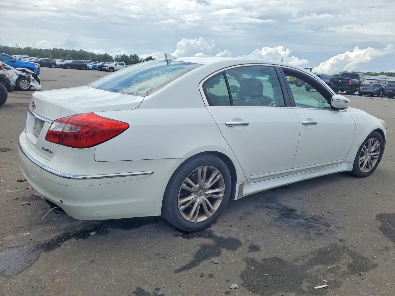 2013 Hyundai Genesis 3.8l White vin: KMHGC4DD5DU236860