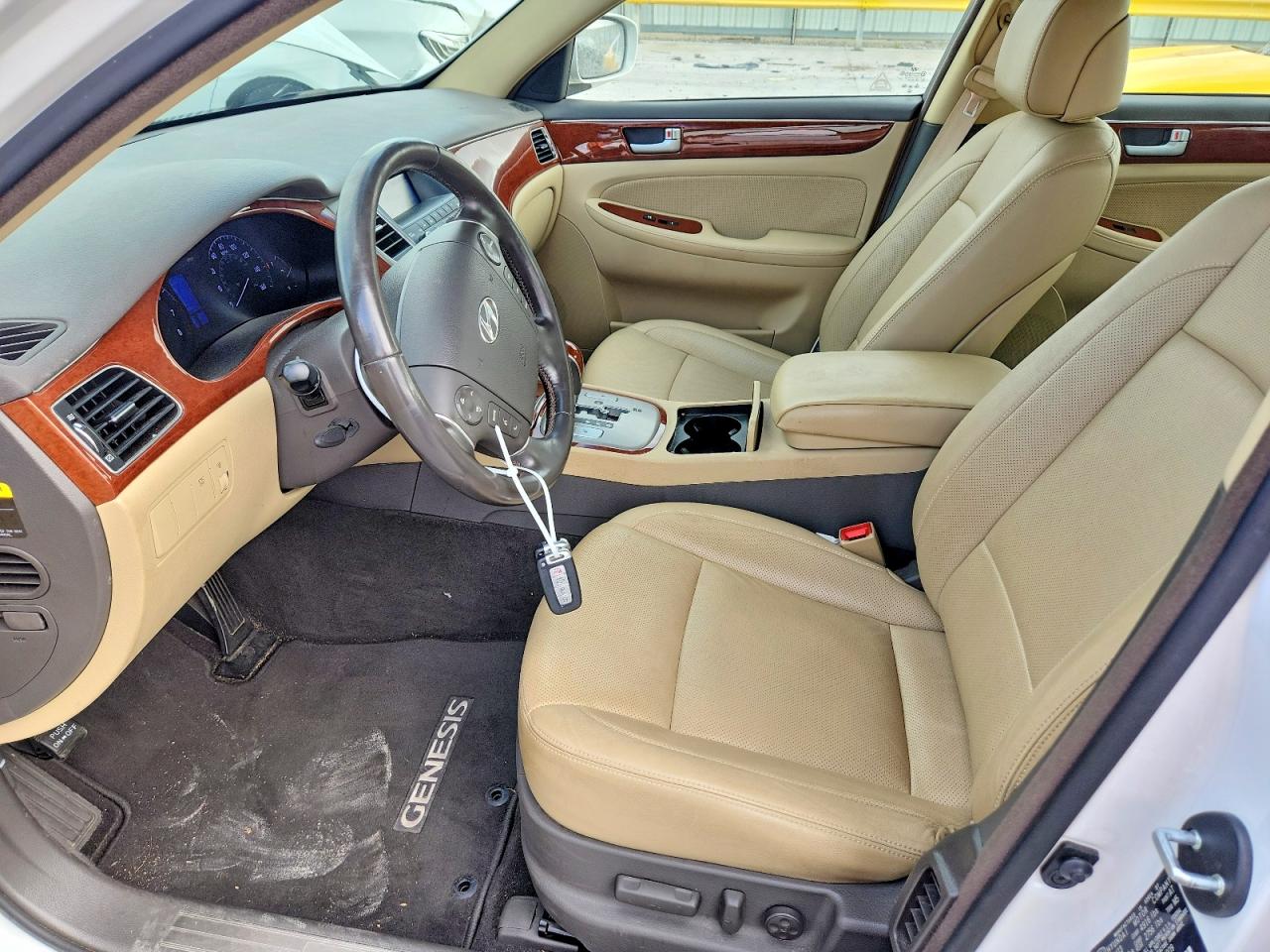 2013 Hyundai Genesis 3.8l Белый vin: KMHGC4DD5DU244909