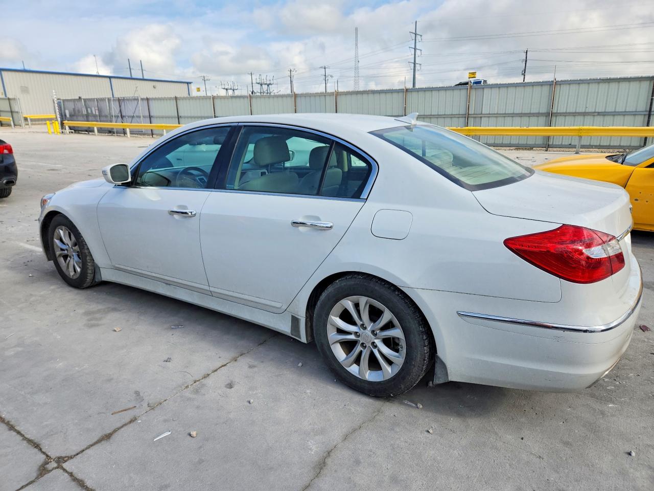 2013 Hyundai Genesis 3.8l Белый vin: KMHGC4DD5DU244909