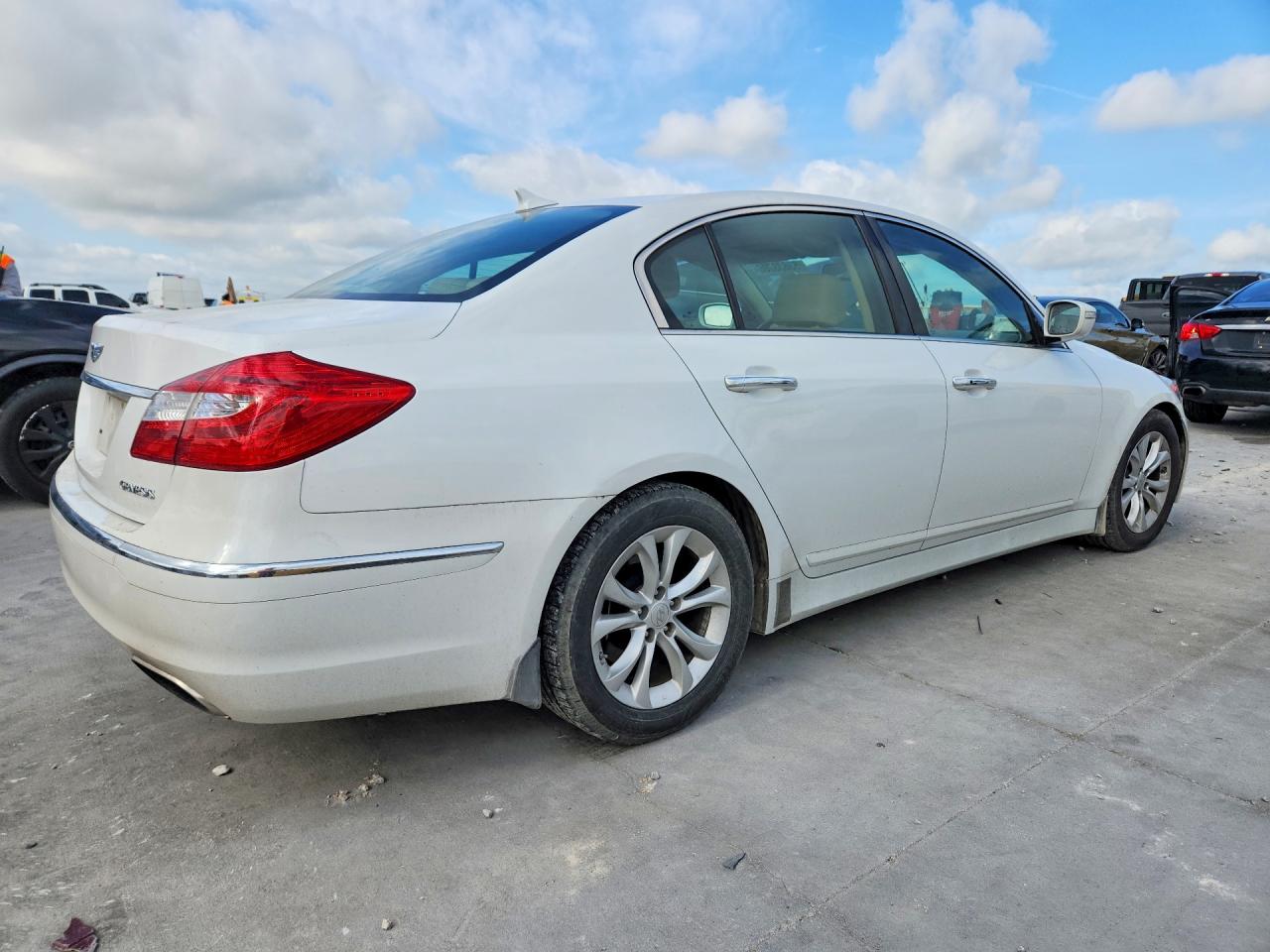 2013 Hyundai Genesis 3.8l Белый vin: KMHGC4DD5DU244909