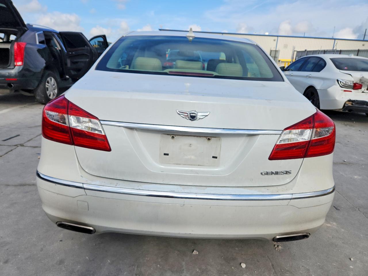 2013 Hyundai Genesis 3.8l Белый vin: KMHGC4DD5DU244909