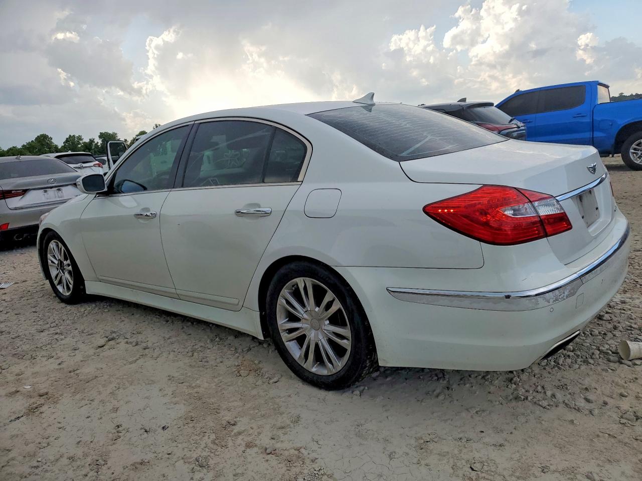 2012 Hyundai Genesis 3.8l Белый vin: KMHGC4DD6CU210962