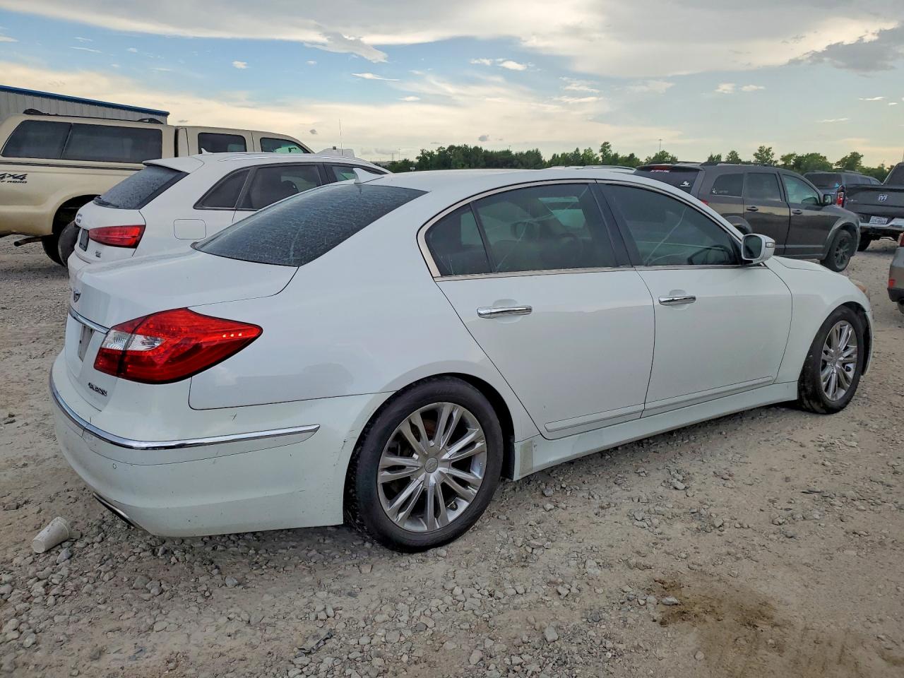 2012 Hyundai Genesis 3.8l Белый vin: KMHGC4DD6CU210962