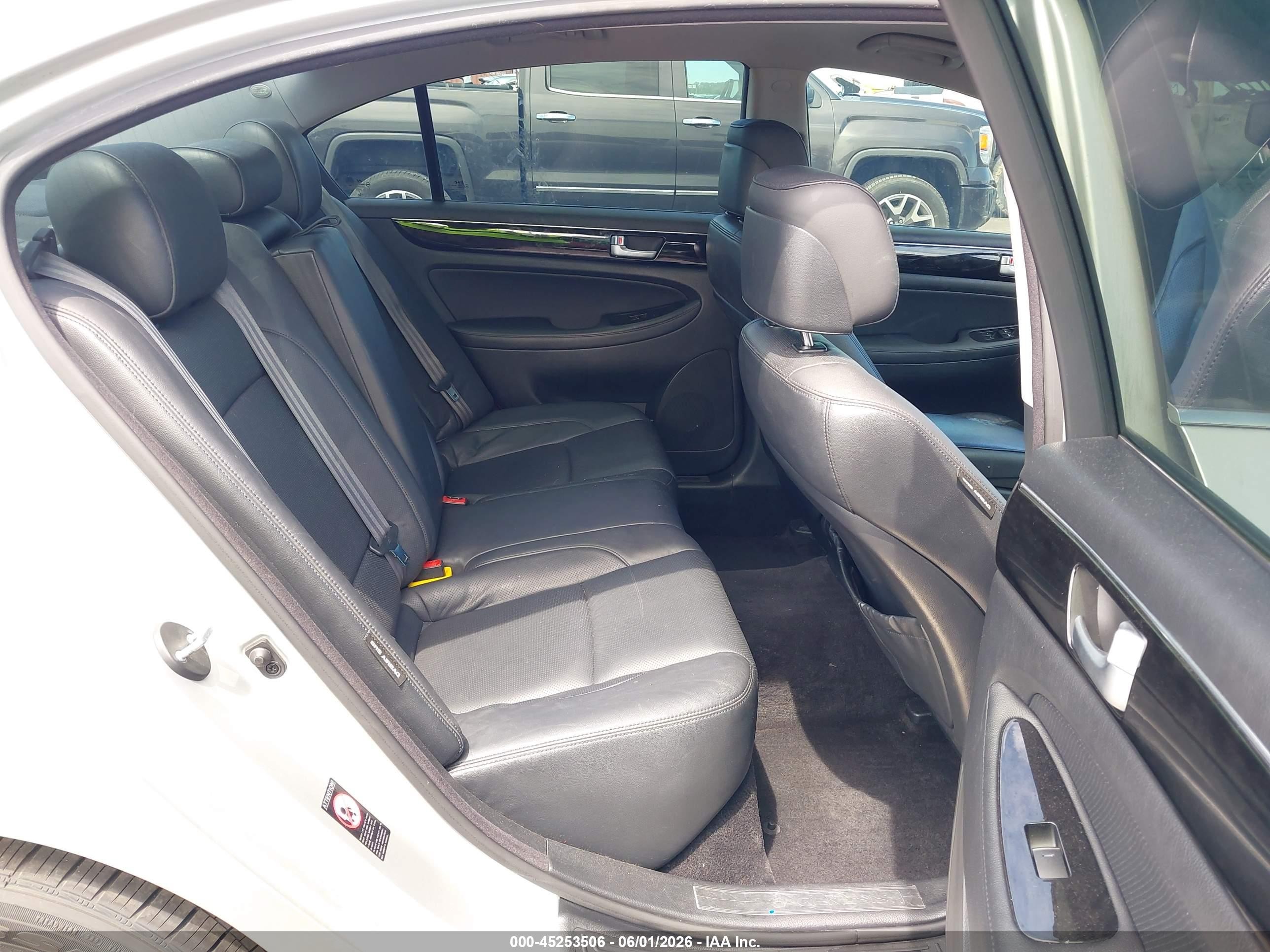 2013 Hyundai Genesis 3.8 Silver vin: KMHGC4DD6DU209330