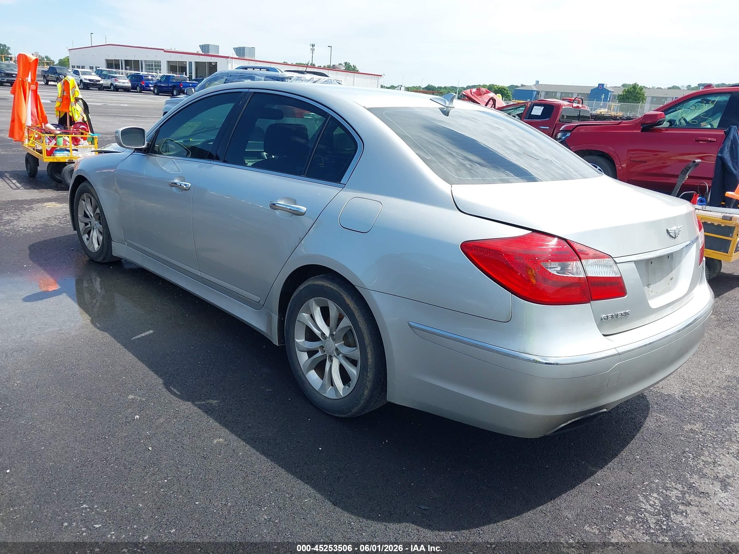 2013 Hyundai Genesis 3.8 Silver vin: KMHGC4DD6DU209330