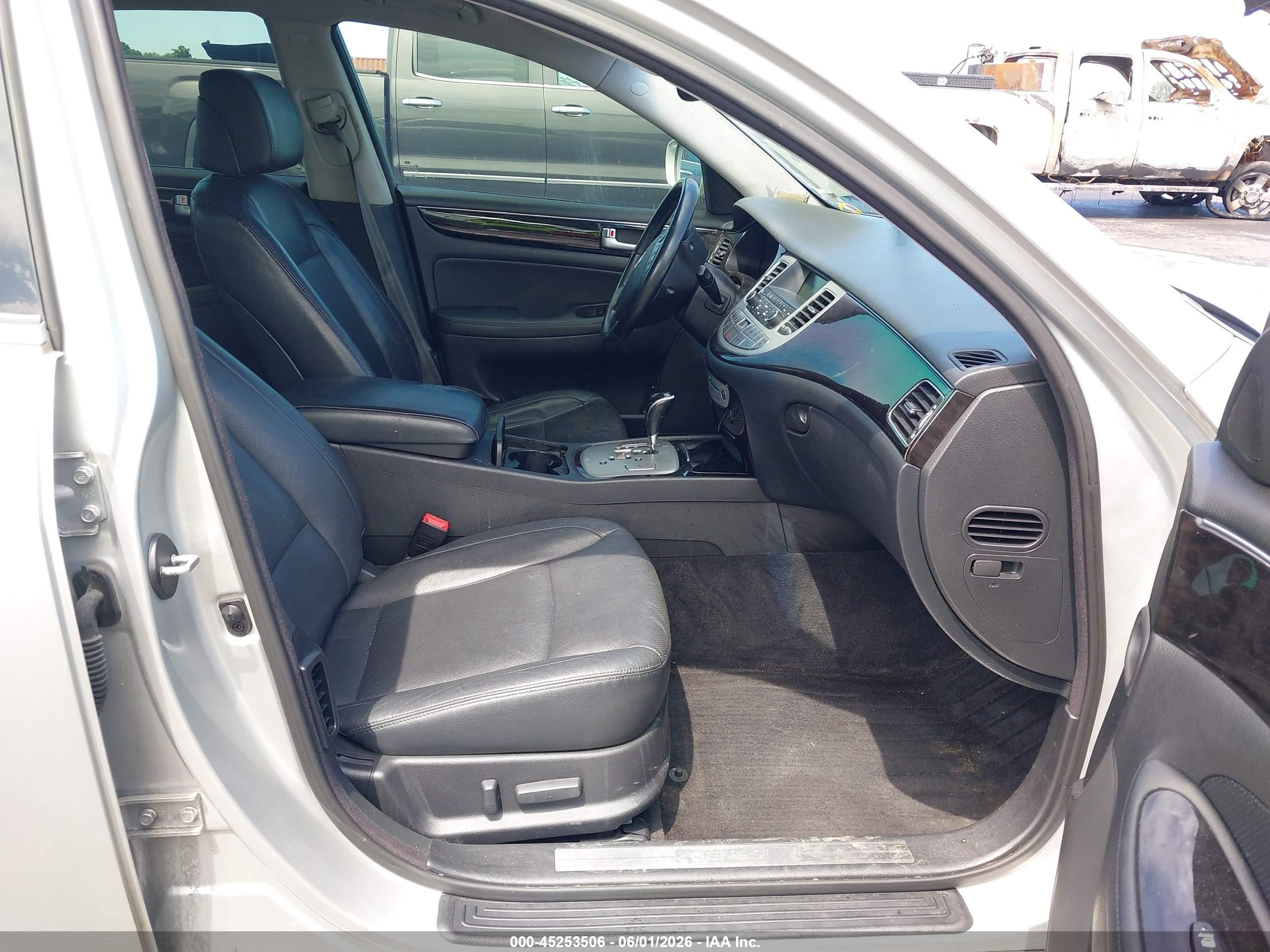 2013 Hyundai Genesis 3.8 Silver vin: KMHGC4DD6DU209330