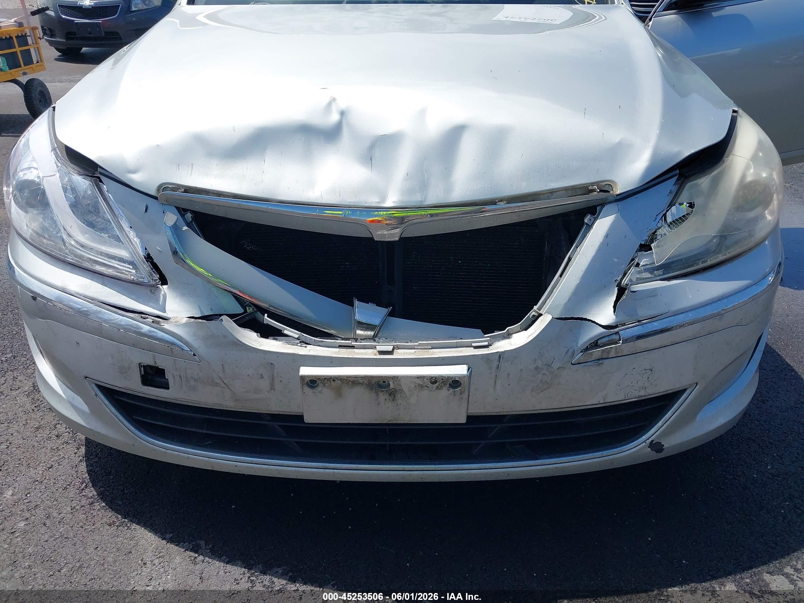 2013 Hyundai Genesis 3.8 Silver vin: KMHGC4DD6DU209330