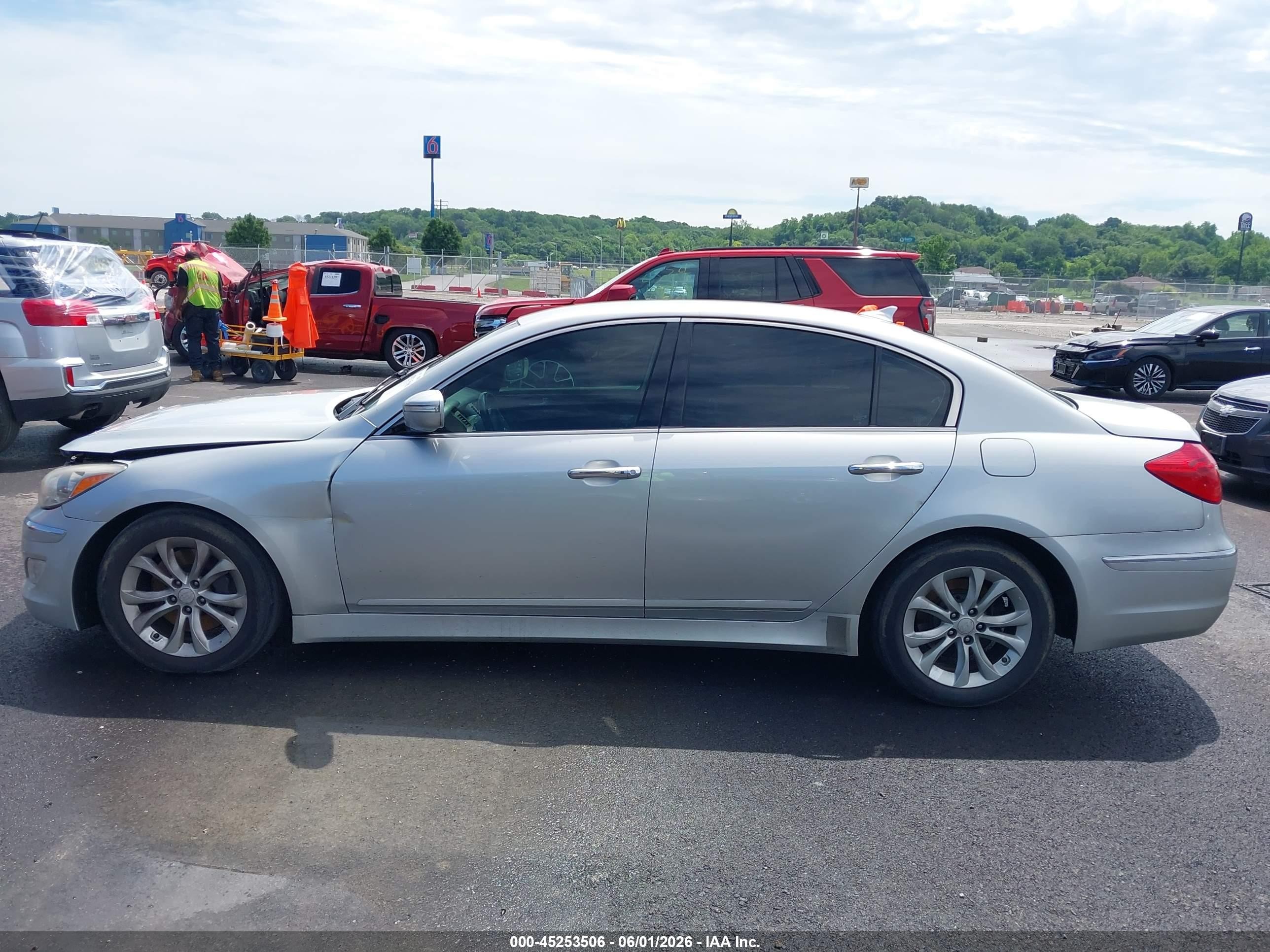 2013 Hyundai Genesis 3.8 Silver vin: KMHGC4DD6DU209330