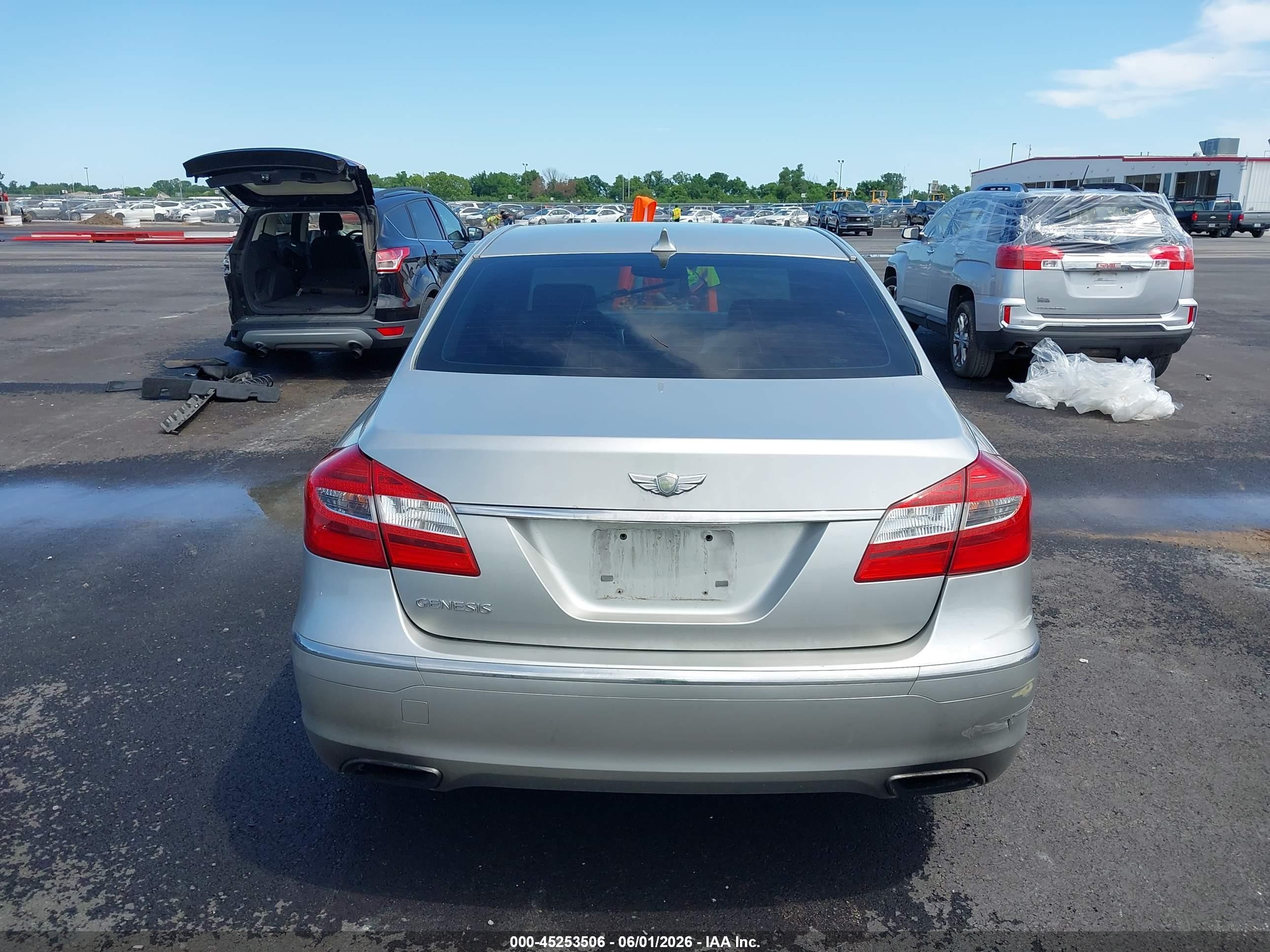 2013 Hyundai Genesis 3.8 Silver vin: KMHGC4DD6DU209330