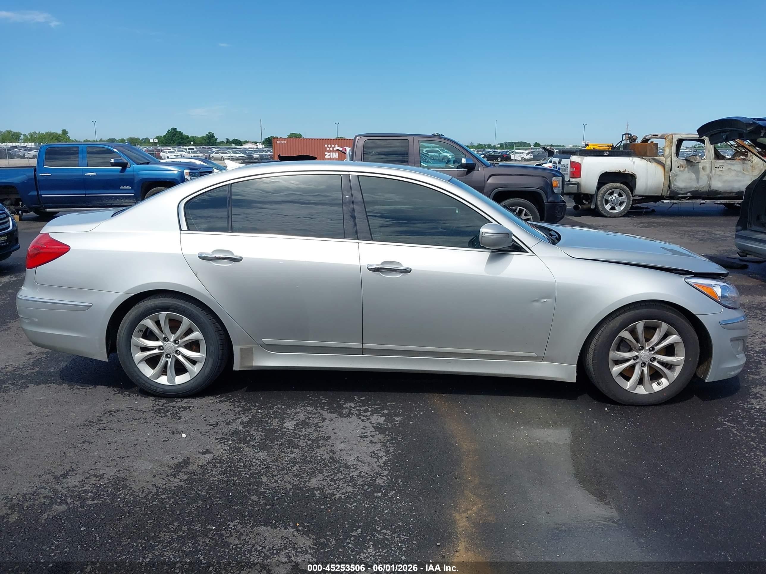 2013 Hyundai Genesis 3.8 Silver vin: KMHGC4DD6DU209330