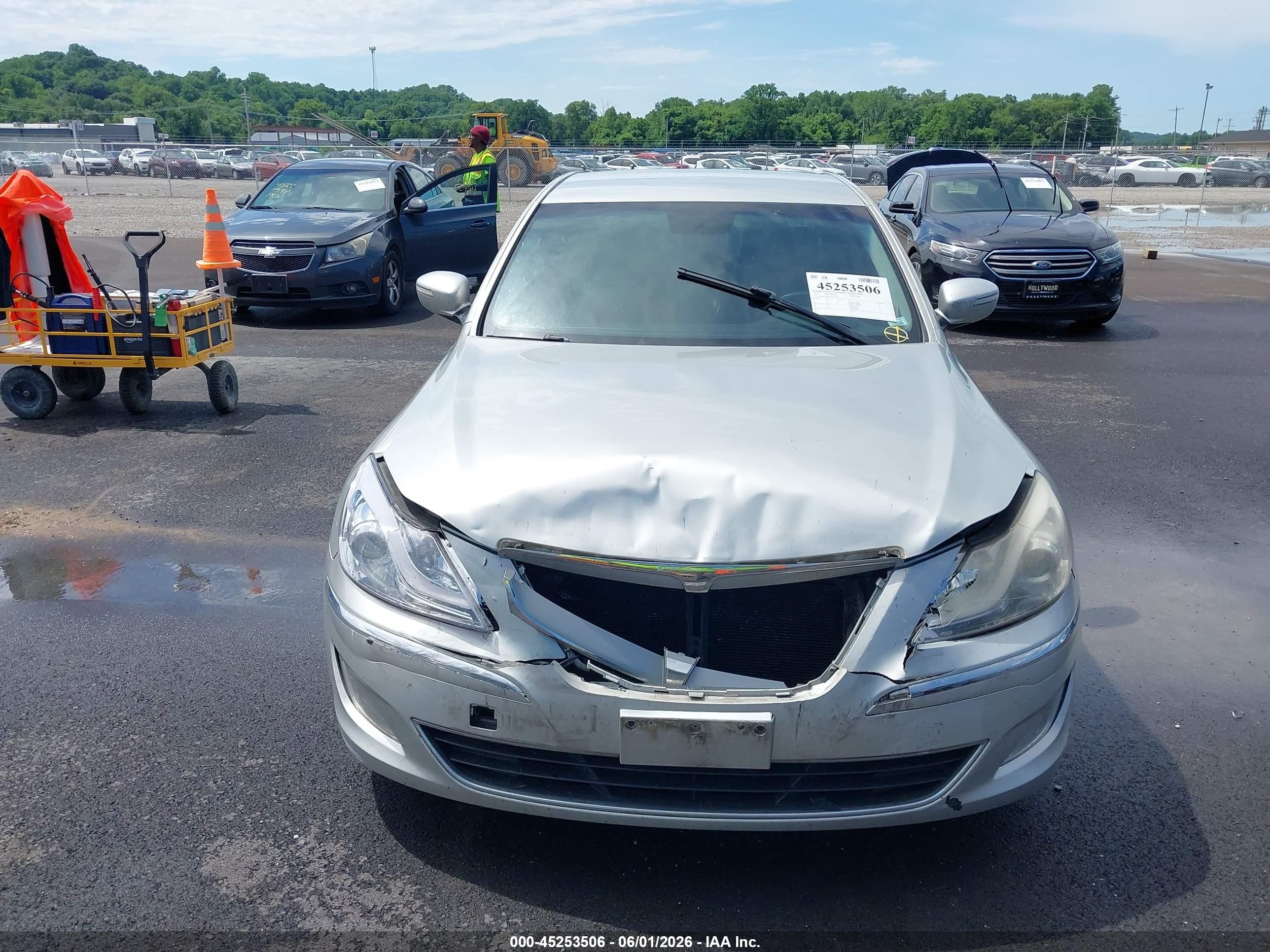 2013 Hyundai Genesis 3.8 Silver vin: KMHGC4DD6DU209330