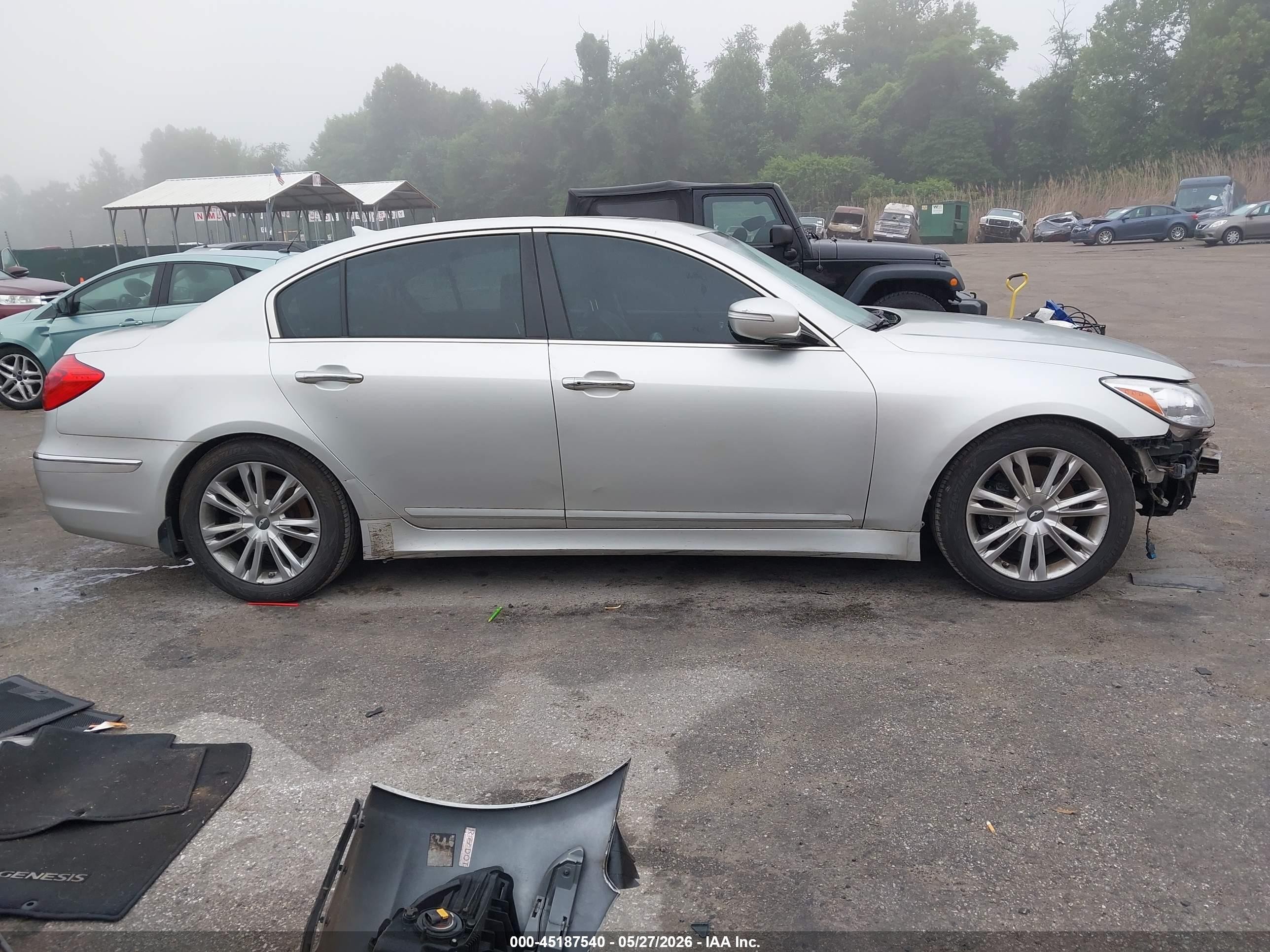 2013 Hyundai Genesis 3.8 Серебряный vin: KMHGC4DD6DU228332