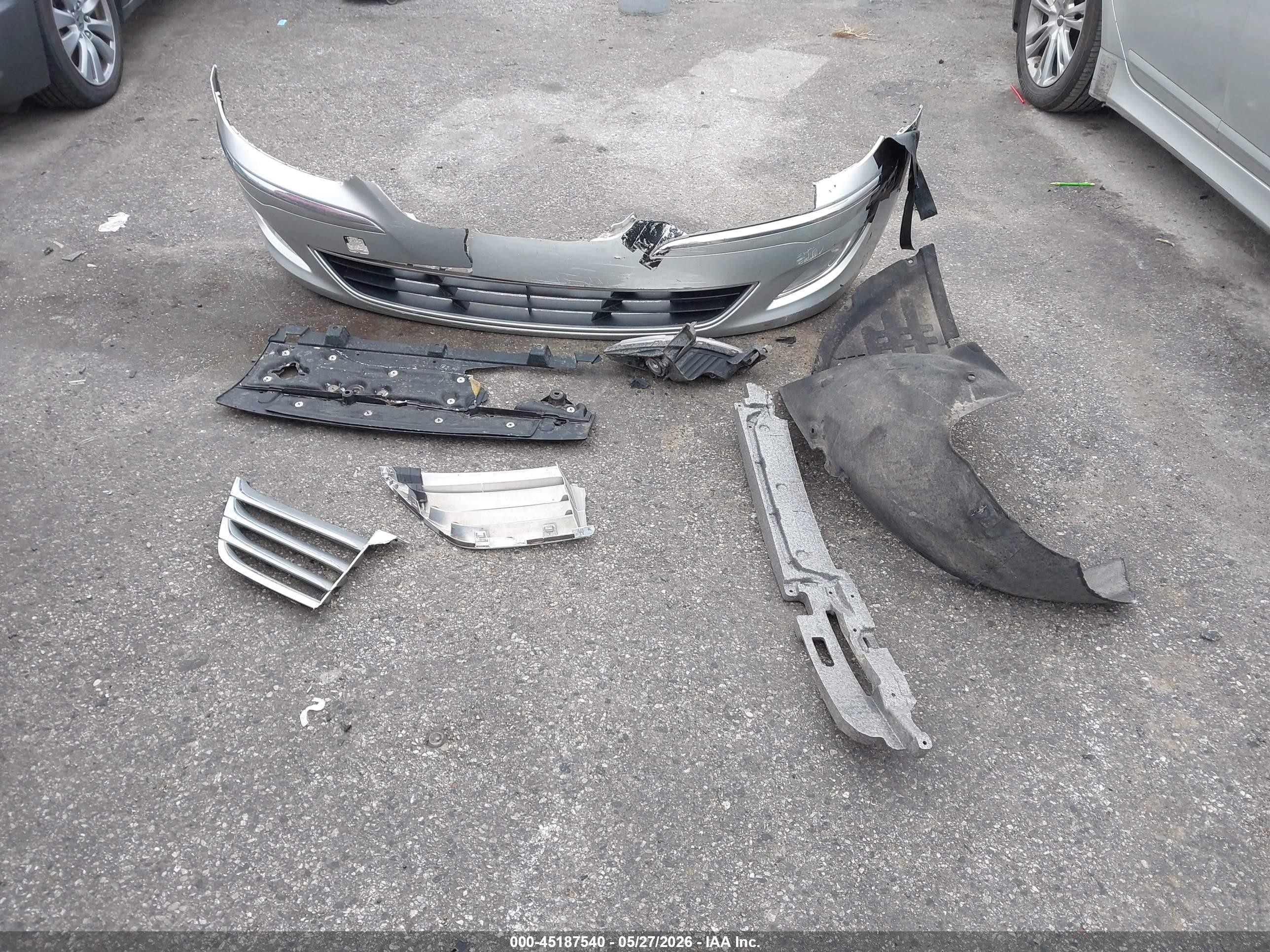 2013 Hyundai Genesis 3.8 Серебряный vin: KMHGC4DD6DU228332