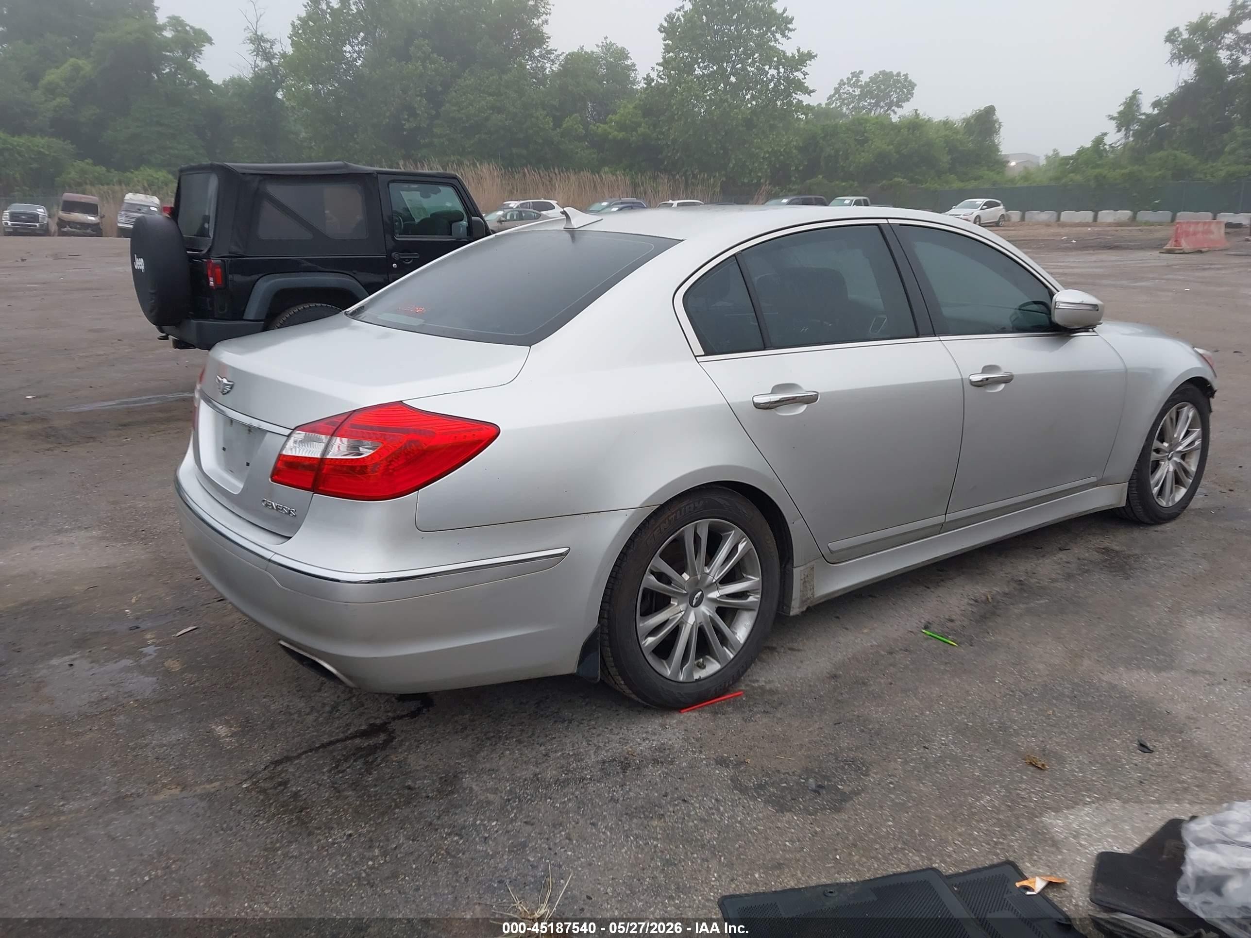 2013 Hyundai Genesis 3.8 Серебряный vin: KMHGC4DD6DU228332