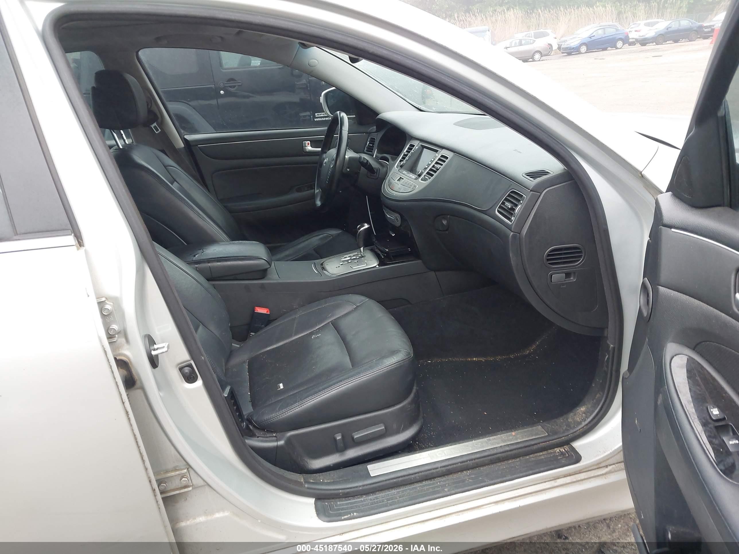 2013 Hyundai Genesis 3.8 Серебряный vin: KMHGC4DD6DU228332