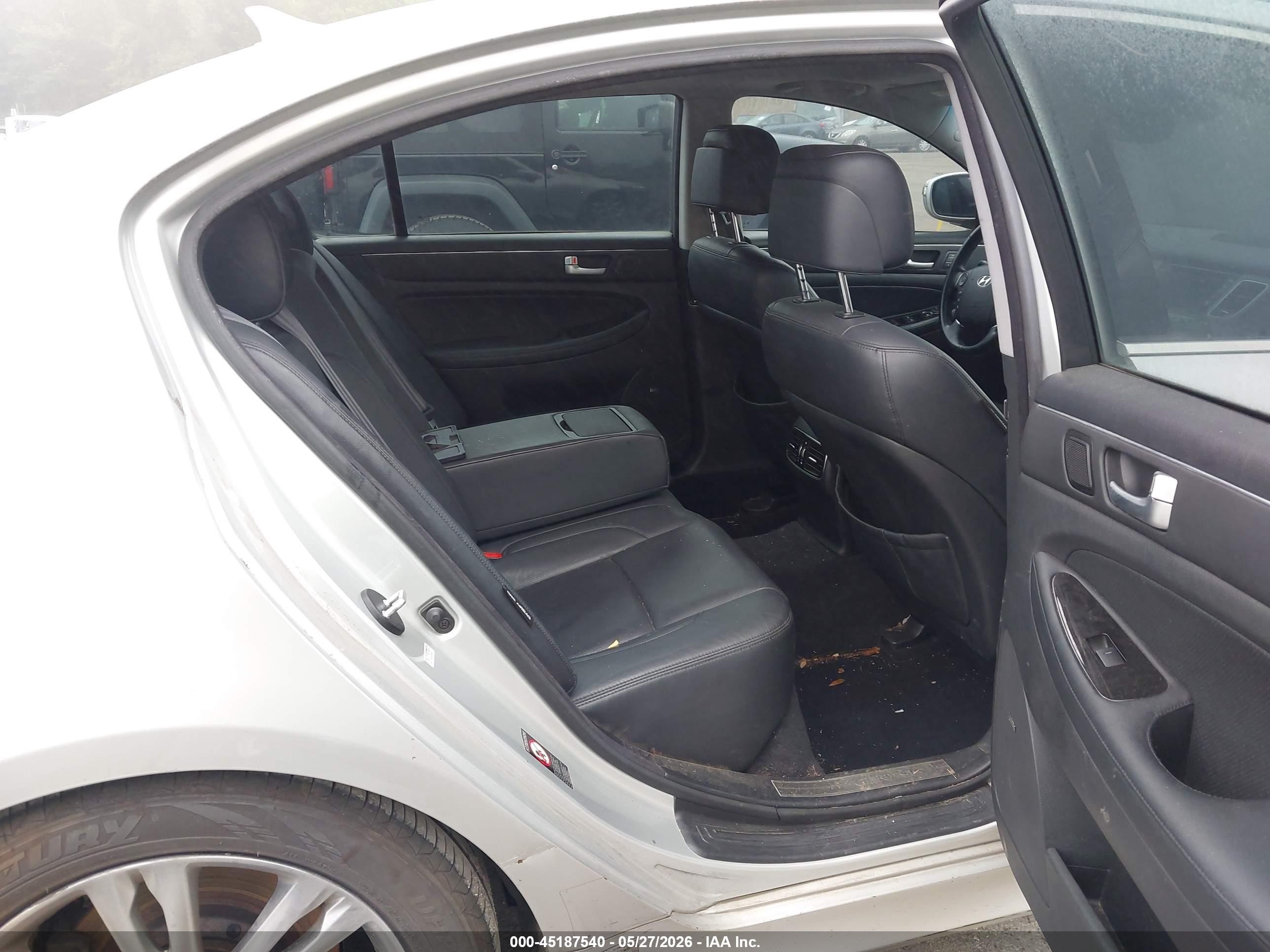 2013 Hyundai Genesis 3.8 Серебряный vin: KMHGC4DD6DU228332