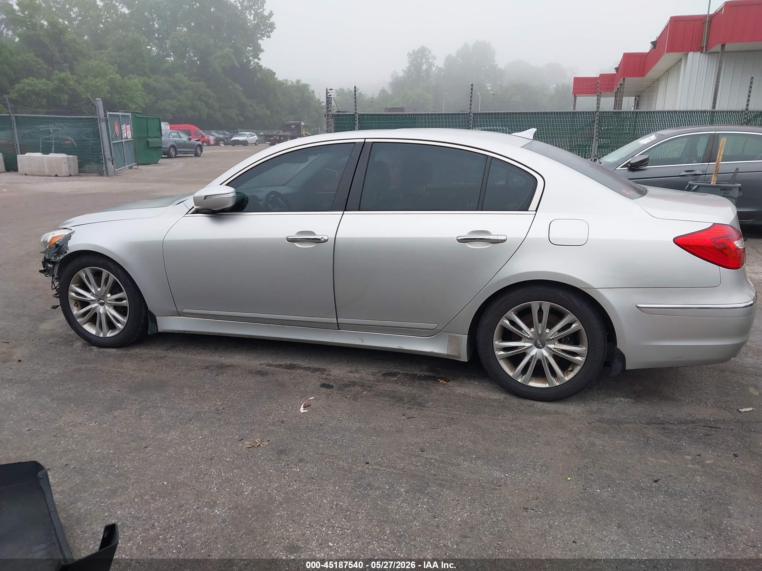 2013 Hyundai Genesis 3.8 Серебряный vin: KMHGC4DD6DU228332