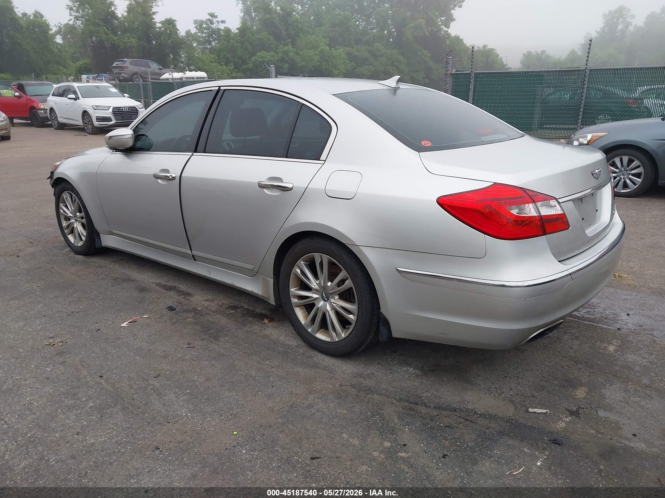 2013 Hyundai Genesis 3.8 Серебряный vin: KMHGC4DD6DU228332