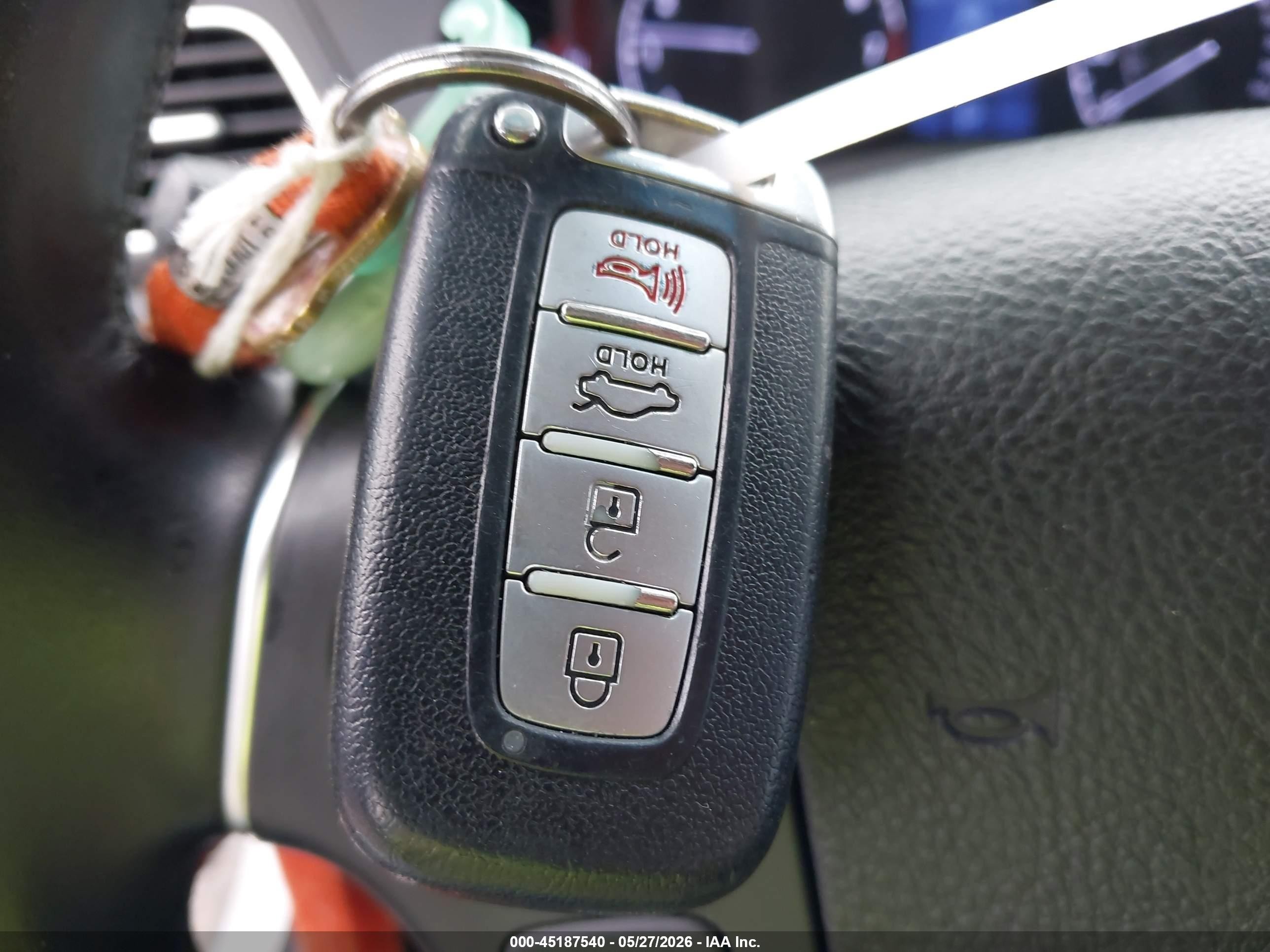2013 Hyundai Genesis 3.8 Серебряный vin: KMHGC4DD6DU228332