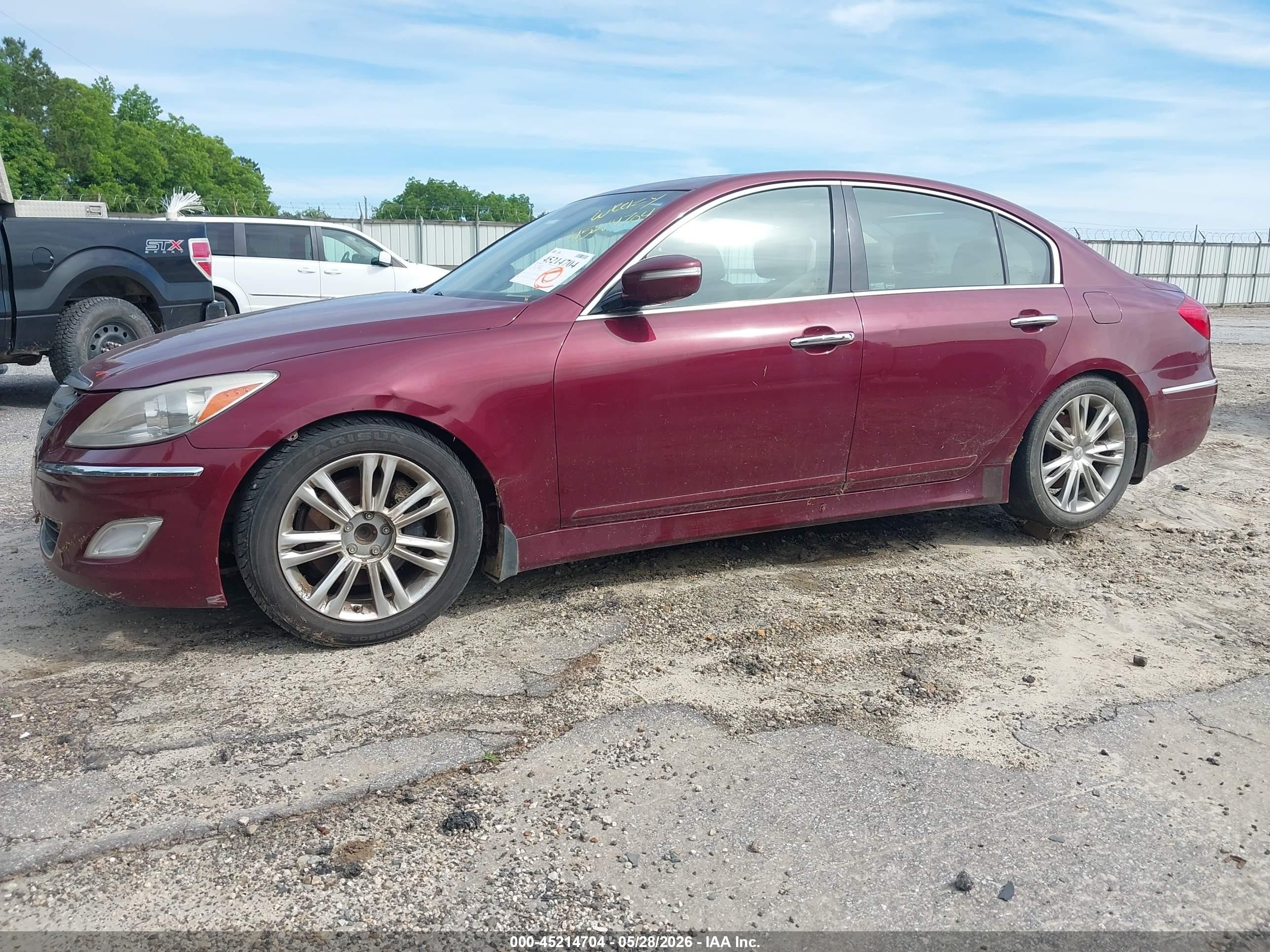 2012 Hyundai Genesis 3.8 Burgundy vin: KMHGC4DD7CU184856