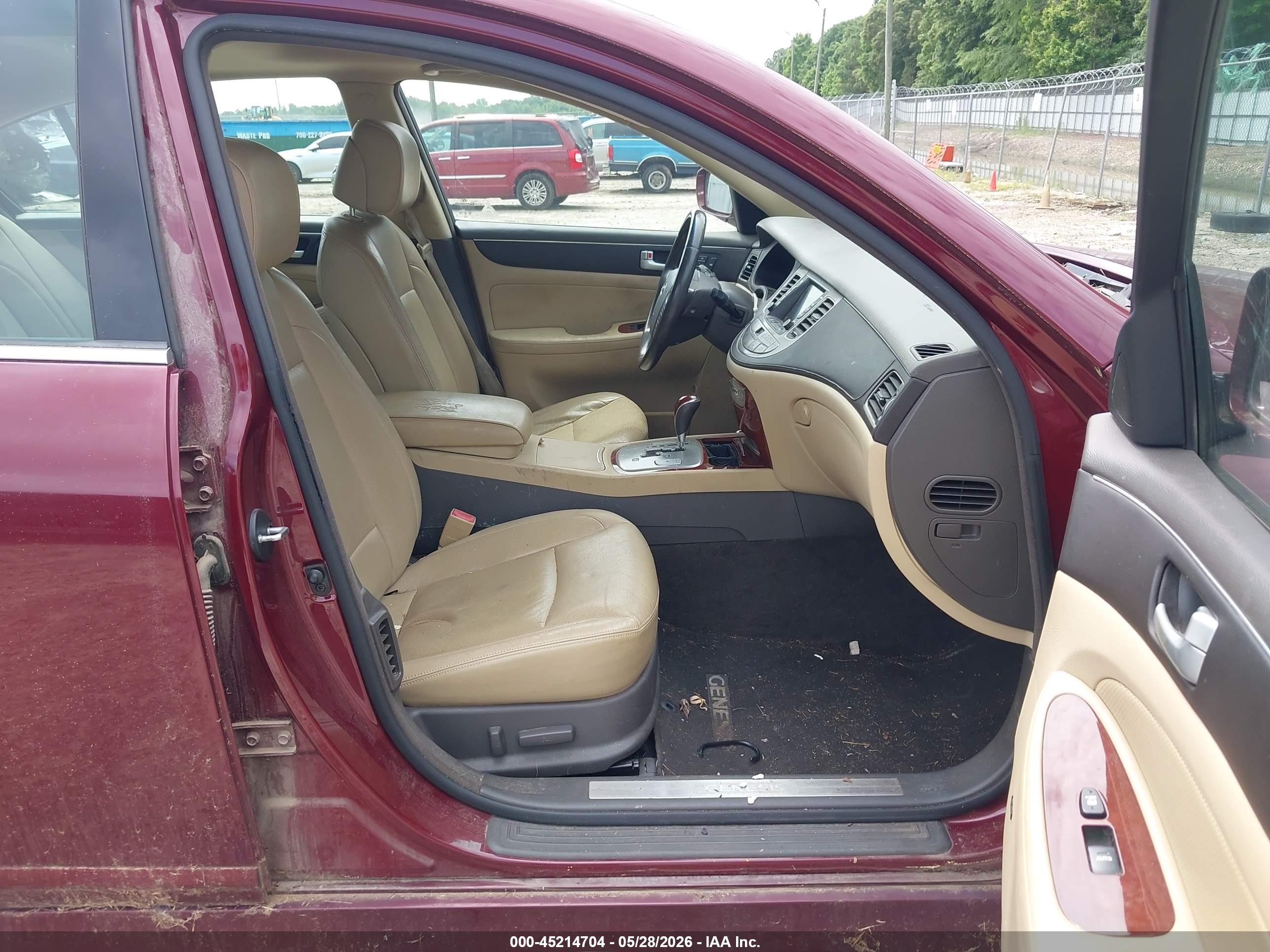 2012 Hyundai Genesis 3.8 Burgundy vin: KMHGC4DD7CU184856