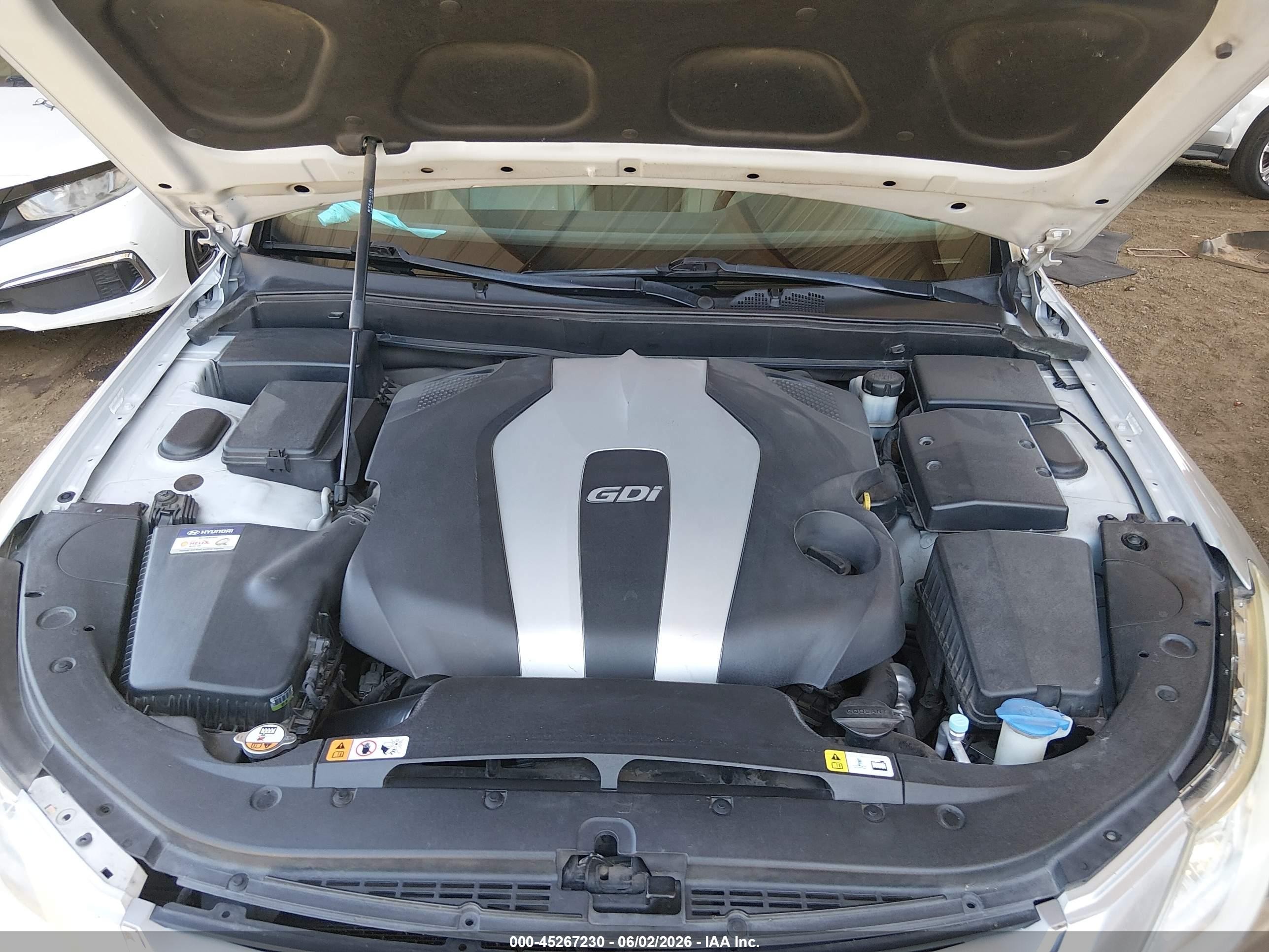 2012 Hyundai Genesis 3.8 Silver vin: KMHGC4DD7CU201929