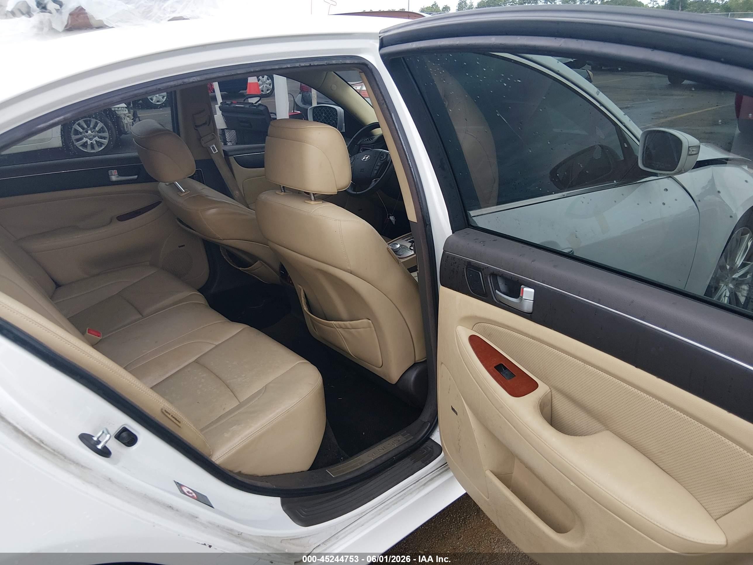 2013 Hyundai Genesis 3.8 White vin: KMHGC4DD7DU224483