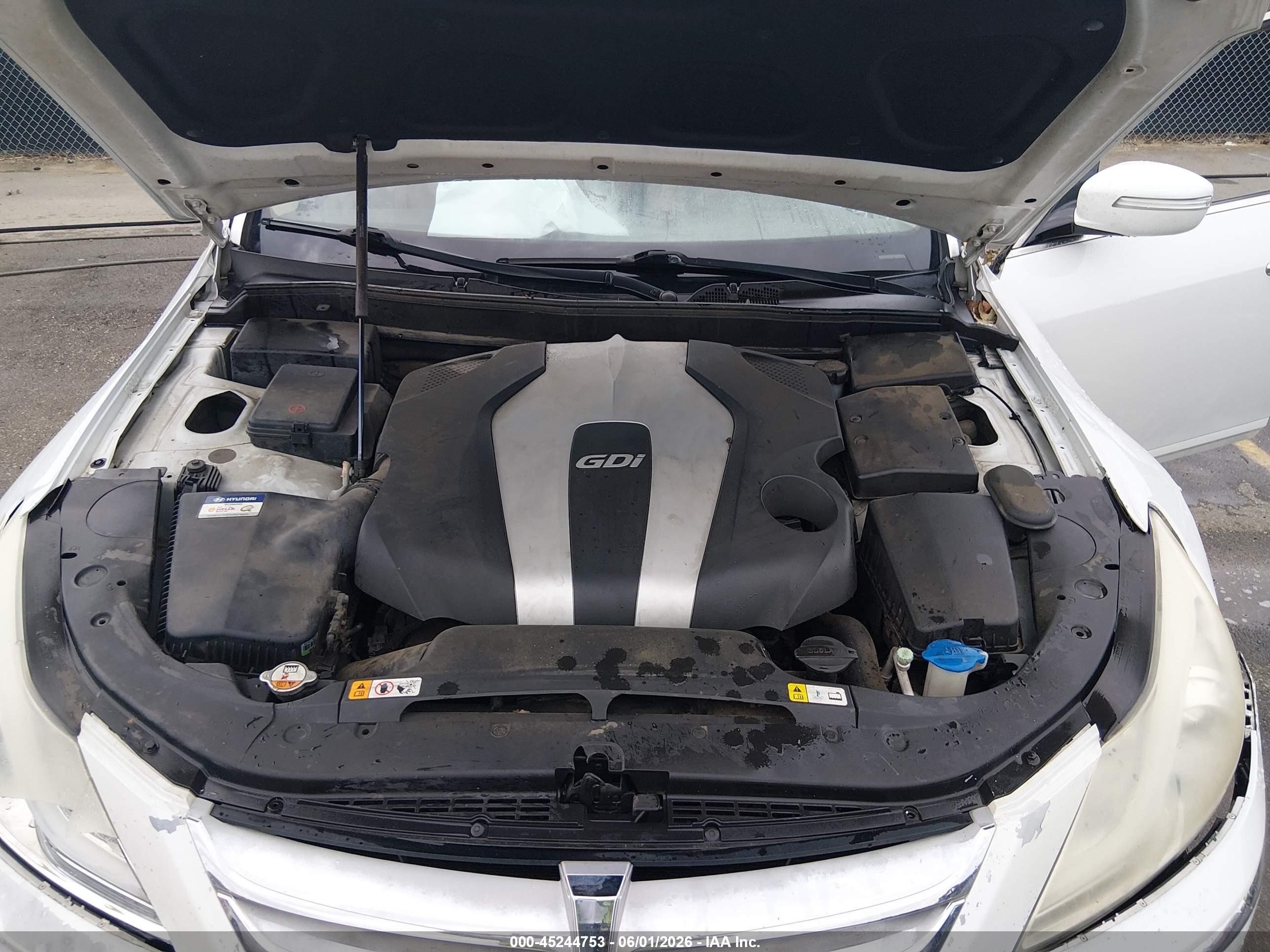 2013 Hyundai Genesis 3.8 White vin: KMHGC4DD7DU224483