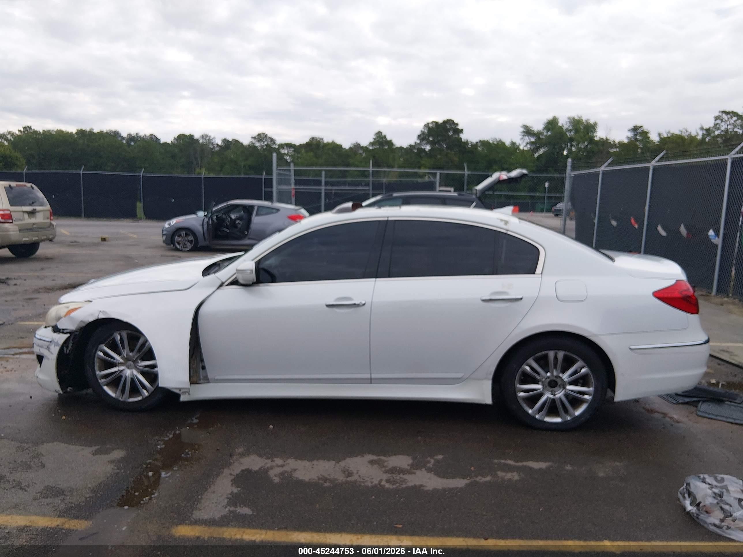 2013 Hyundai Genesis 3.8 White vin: KMHGC4DD7DU224483