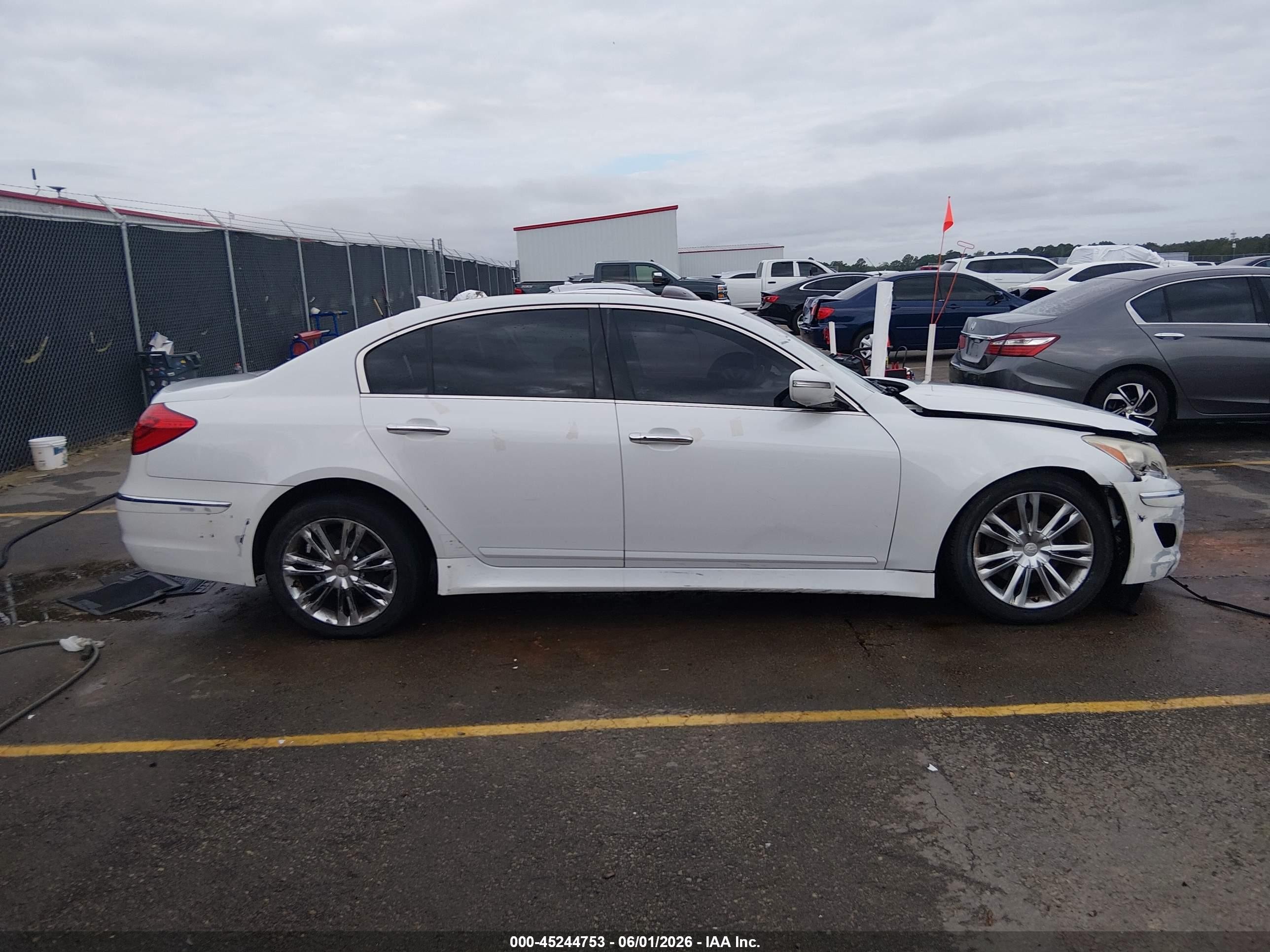 2013 Hyundai Genesis 3.8 White vin: KMHGC4DD7DU224483