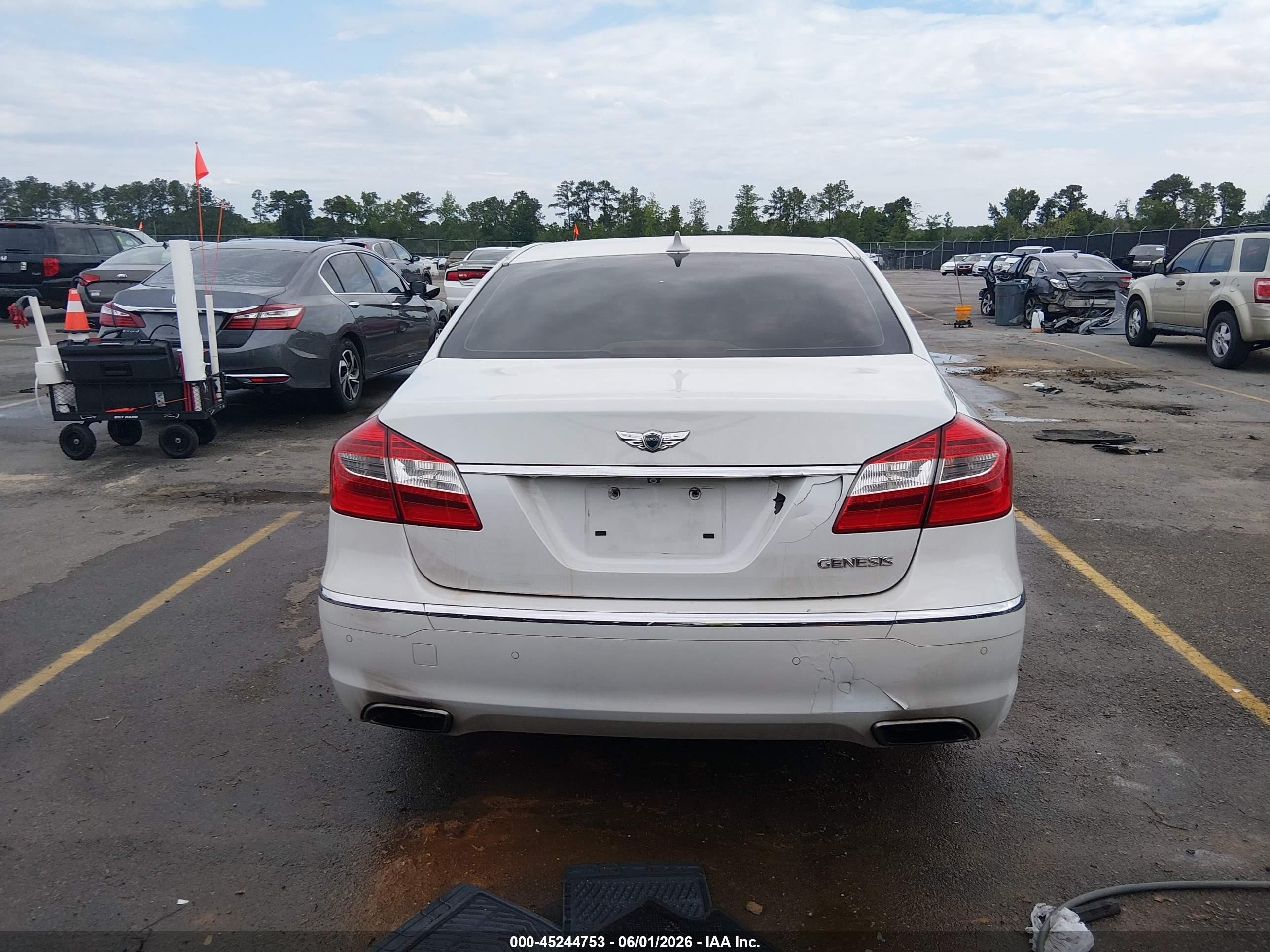 2013 Hyundai Genesis 3.8 White vin: KMHGC4DD7DU224483