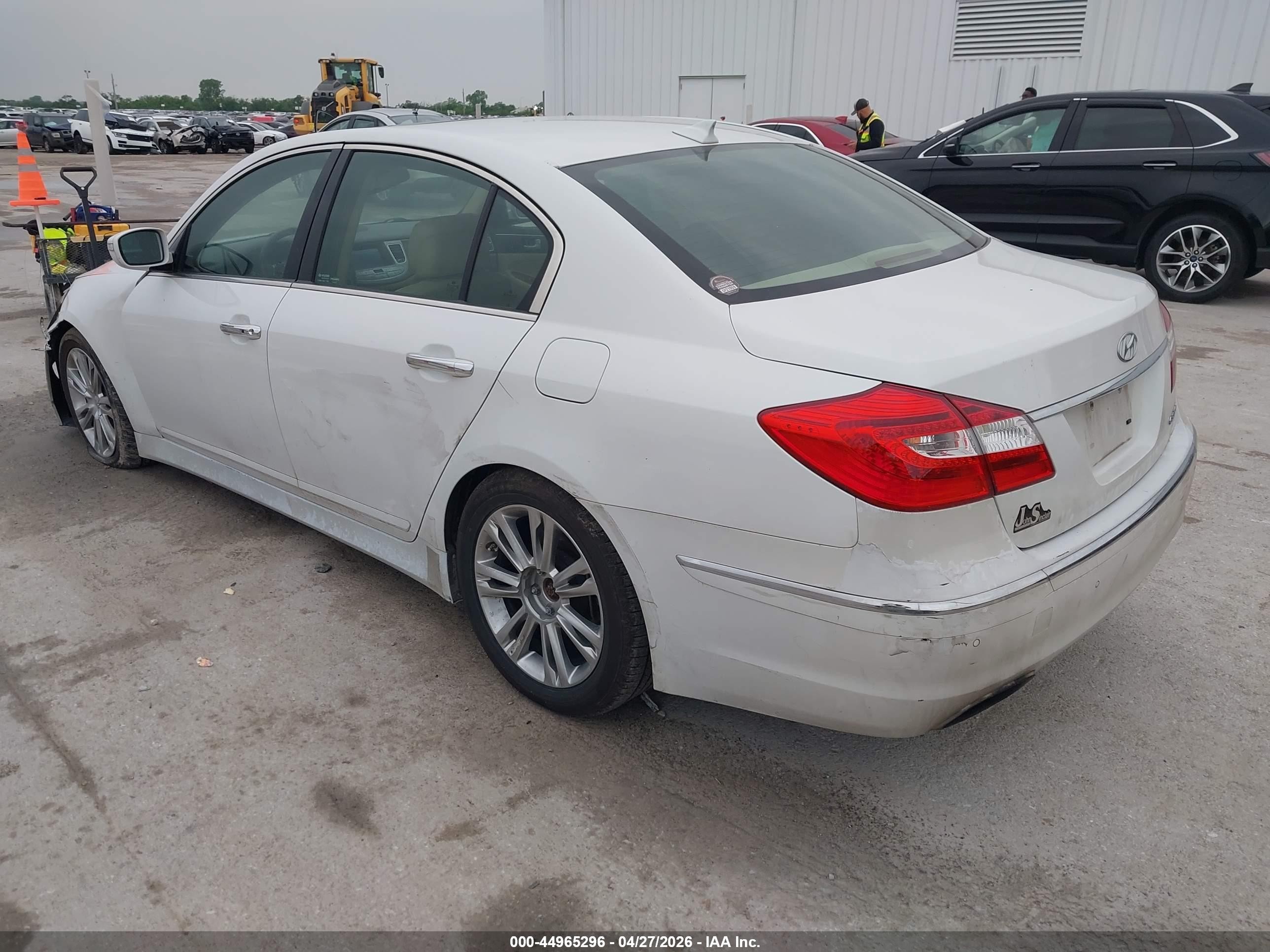 2013 Hyundai Genesis 3.8 White vin: KMHGC4DD7DU233782