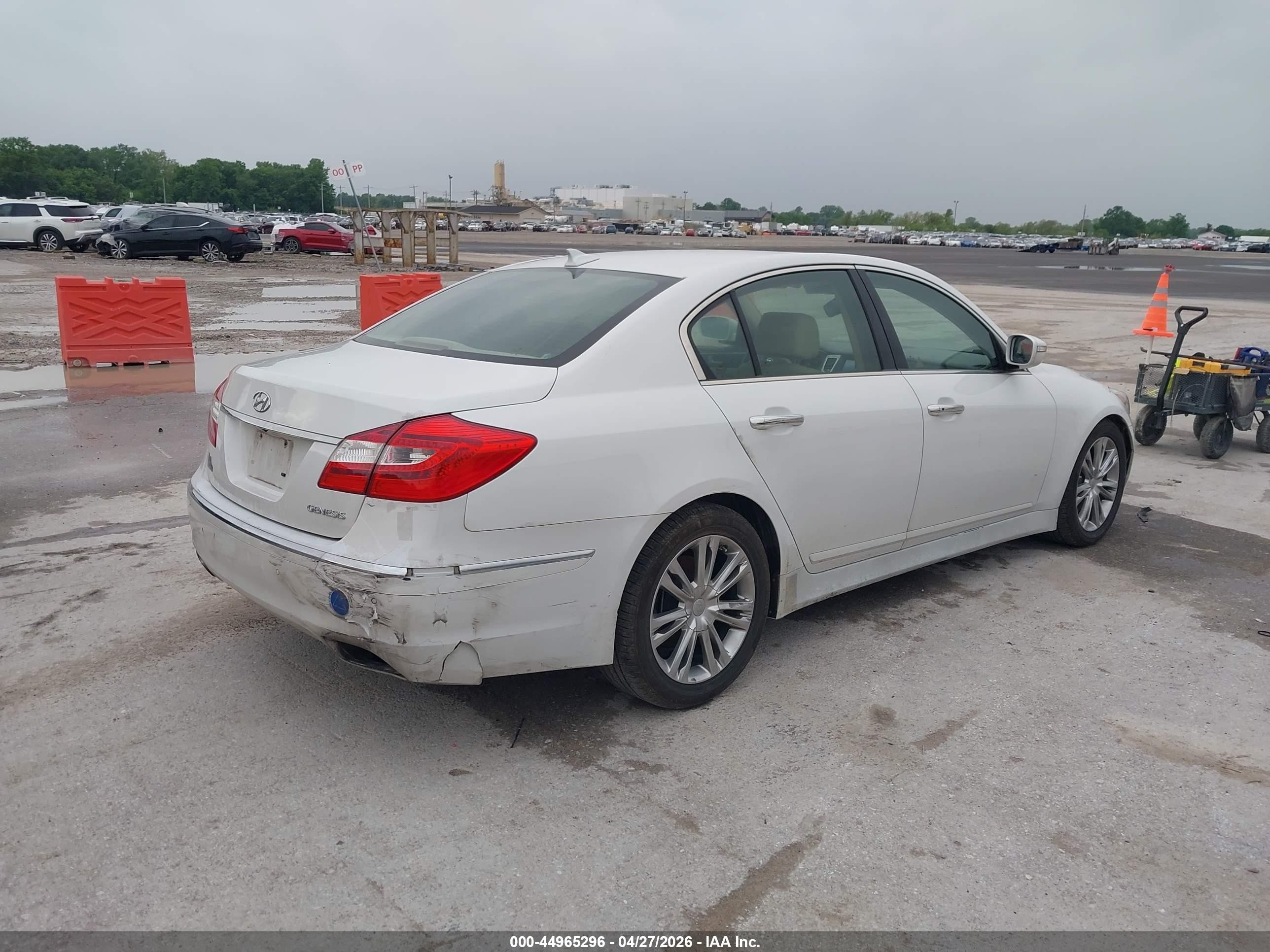 2013 Hyundai Genesis 3.8 White vin: KMHGC4DD7DU233782